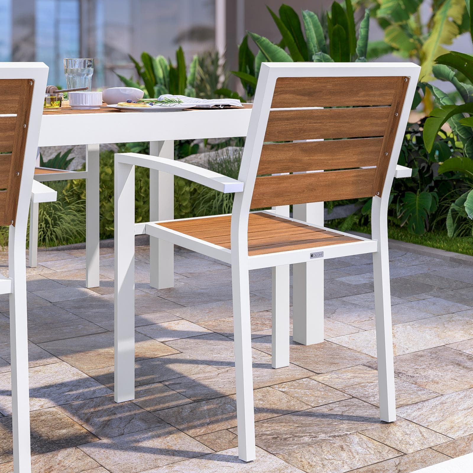 Sedia da esterno con braccioli in alluminio bianco e doghe effetto legno caramello - Carioca Wood