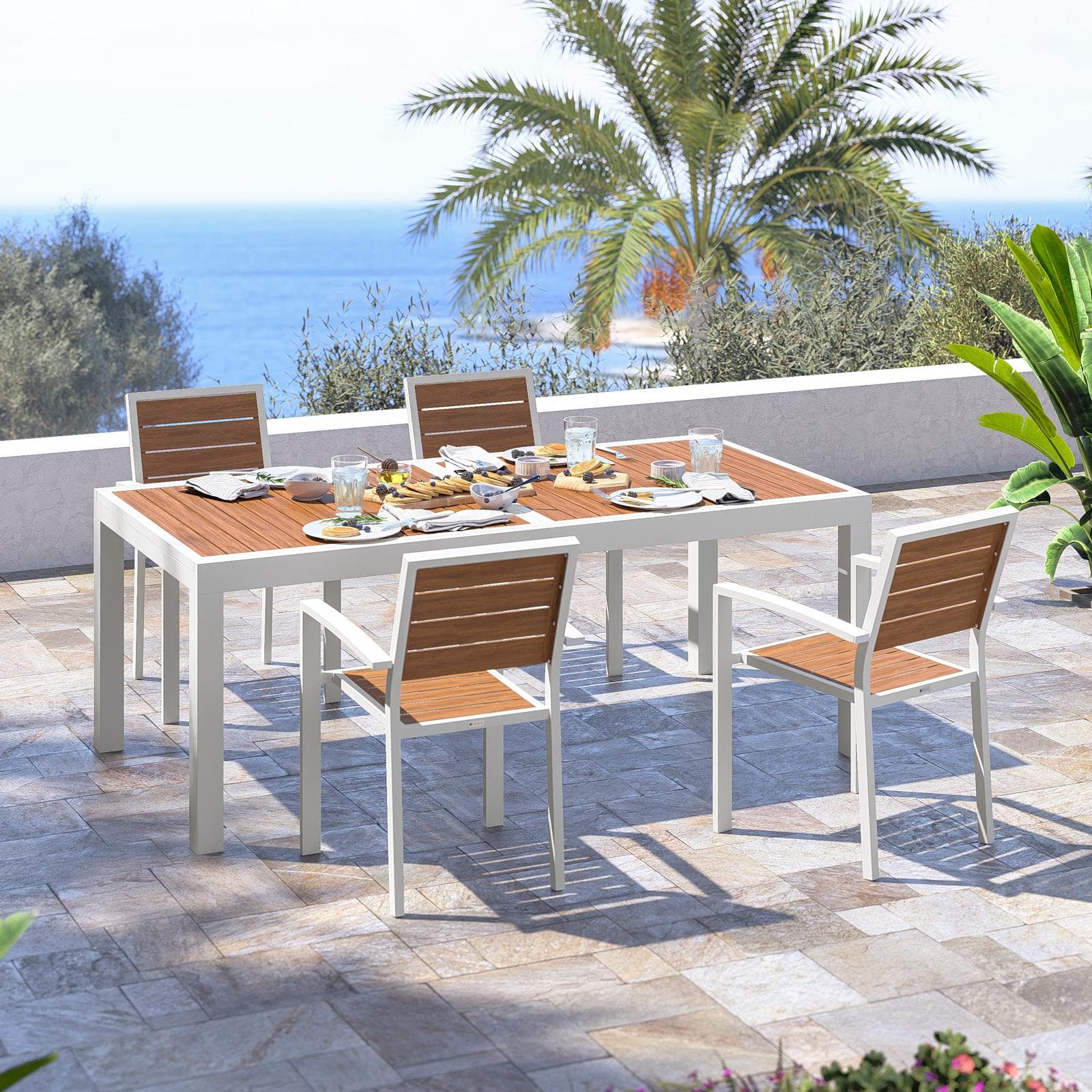 Sedia da esterno con braccioli in alluminio bianco e doghe effetto legno caramello - Carioca Wood
