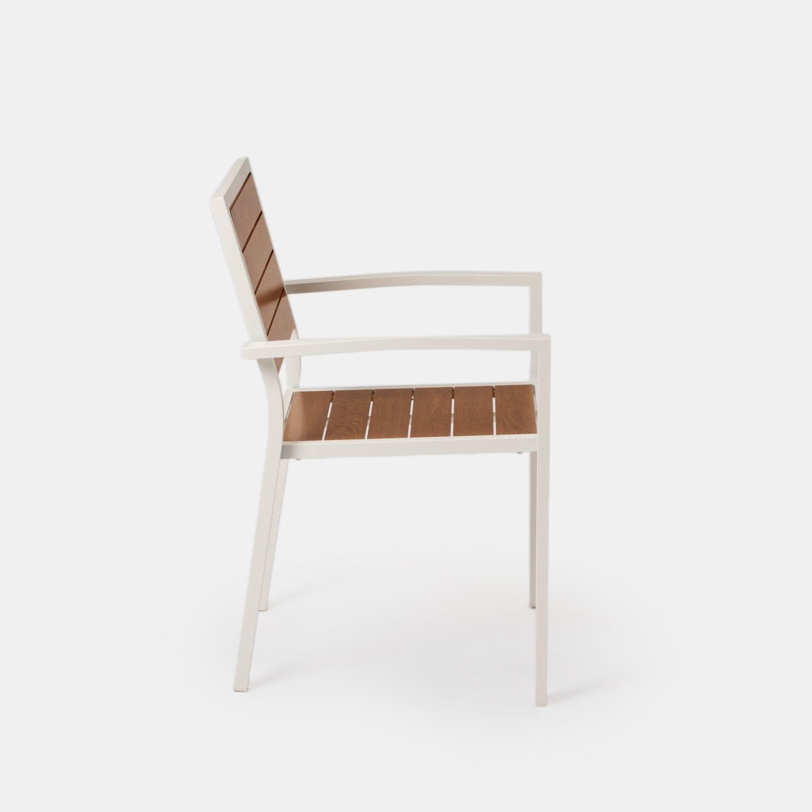 Sedia da esterno con braccioli in alluminio bianco e doghe effetto legno caramello - Carioca Wood