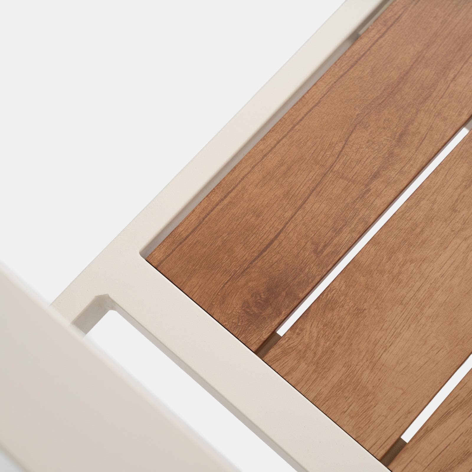 Sedia da esterno con braccioli in alluminio bianco e doghe effetto legno miele - Carioca Wood