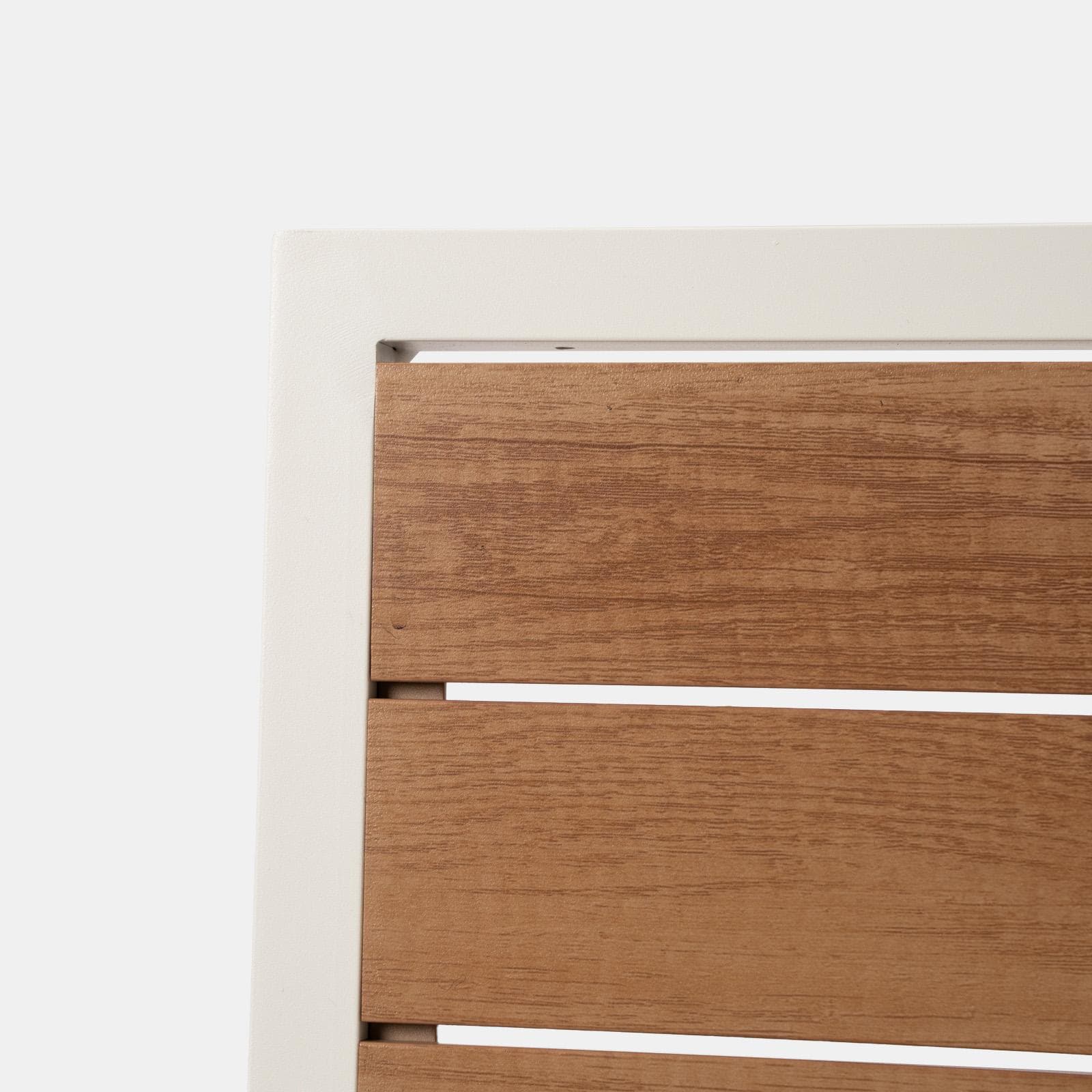 Sedia da esterno con braccioli in alluminio bianco e doghe effetto legno miele - Carioca Wood