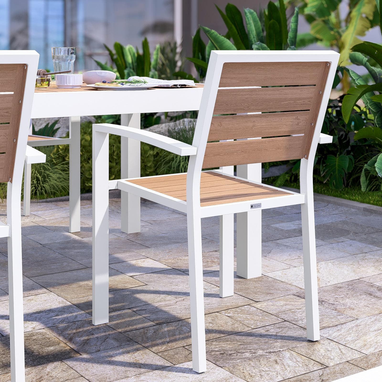 Sedia da esterno con braccioli in alluminio bianco e doghe effetto legno miele - Carioca Wood