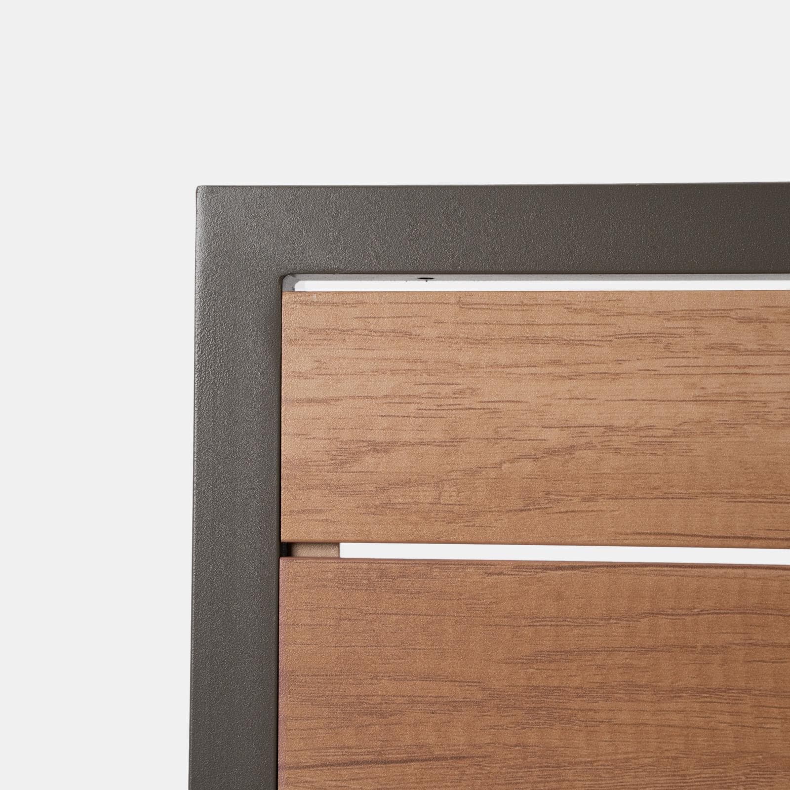 Sedia da esterno con braccioli in alluminio tortora e doghe effetto legno miele - Carioca Wood