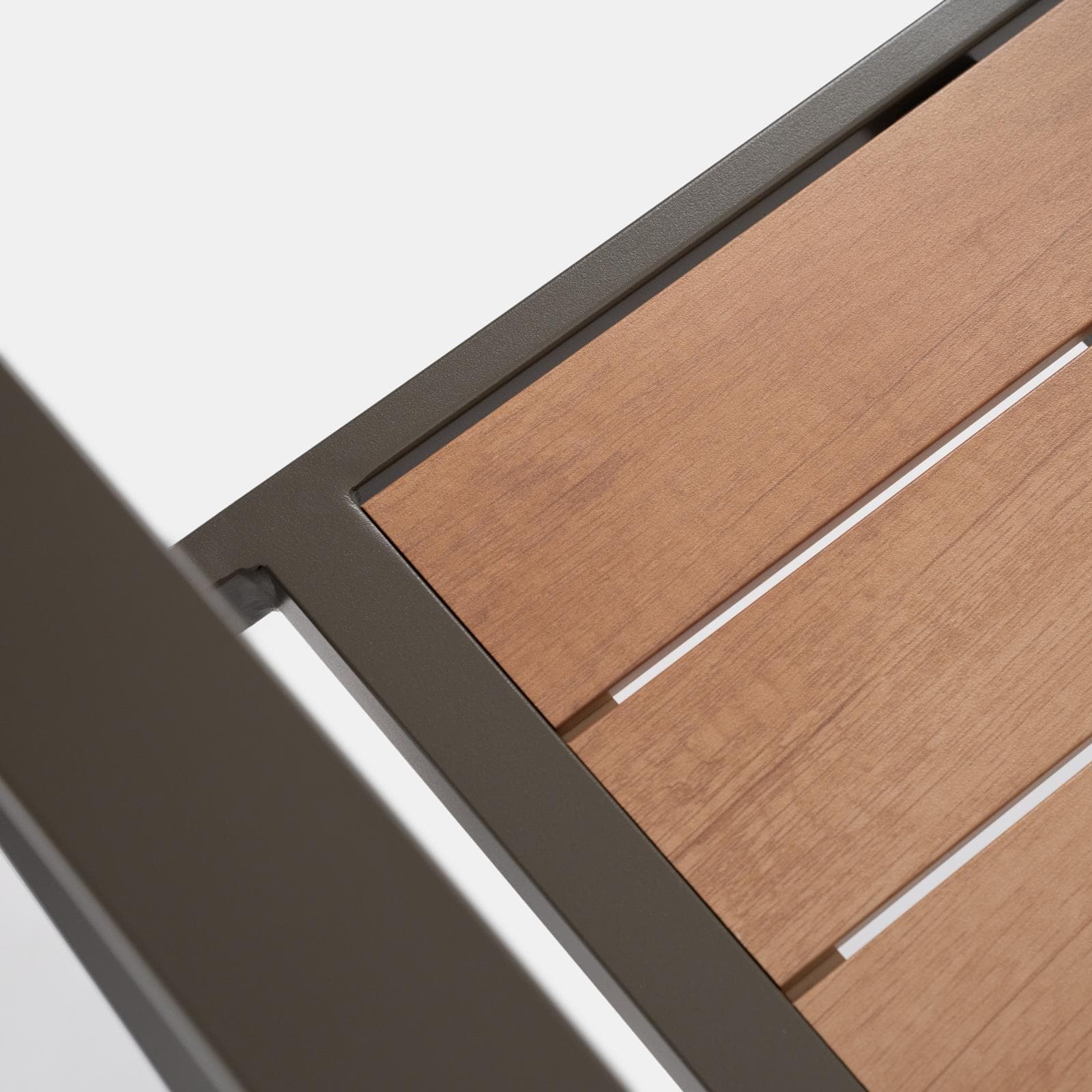 Sedia da esterno con braccioli in alluminio tortora e doghe effetto legno miele - Carioca Wood