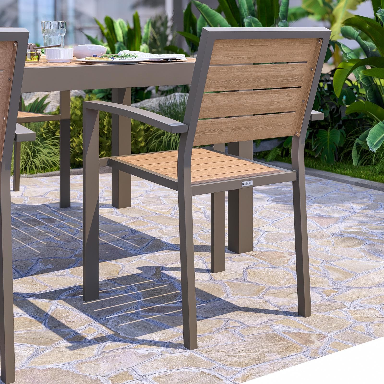 Sedia da esterno con braccioli in alluminio tortora e doghe effetto legno miele - Carioca Wood