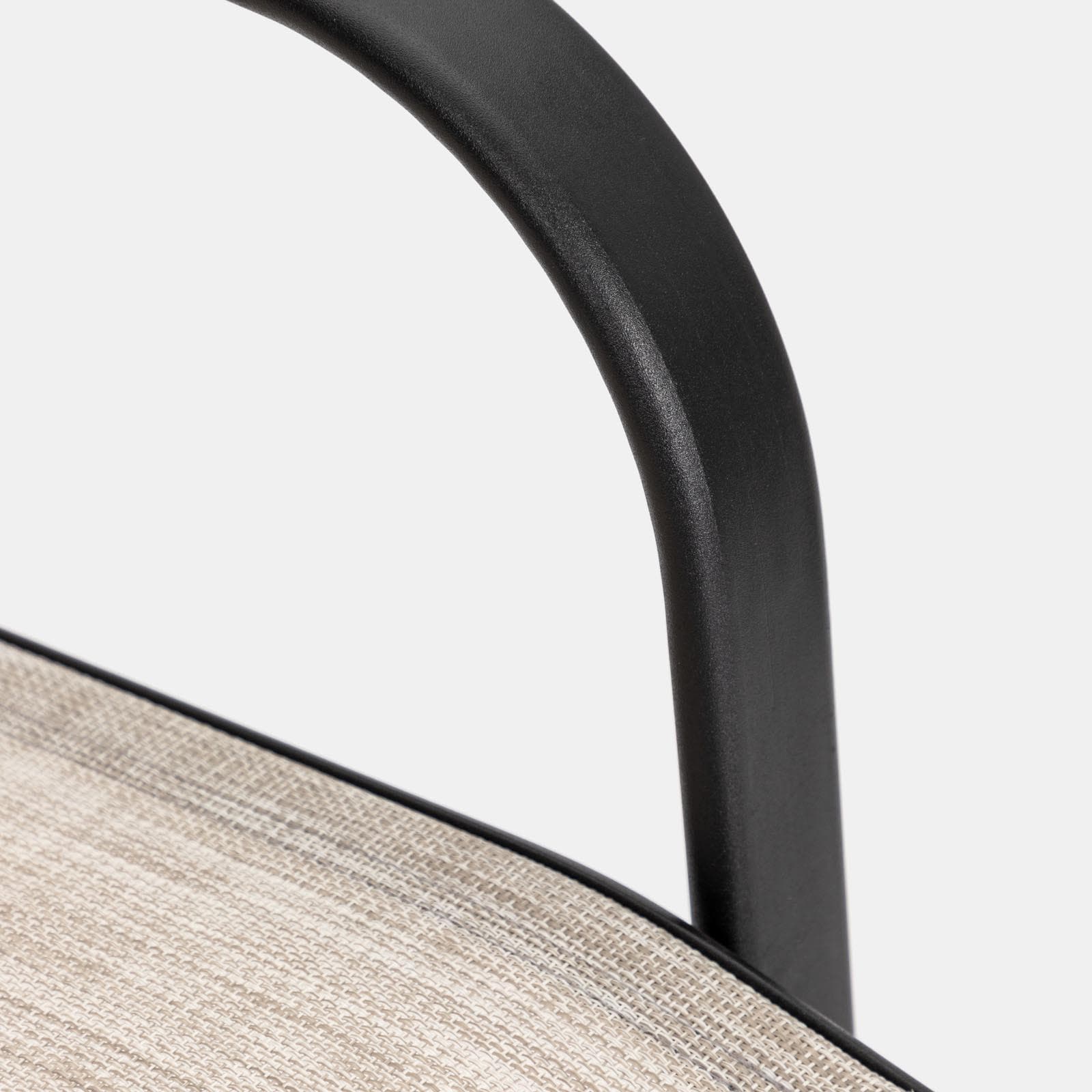 Sedia con braccioli impilabile in acciaio nero e textilene beige - Ninfa