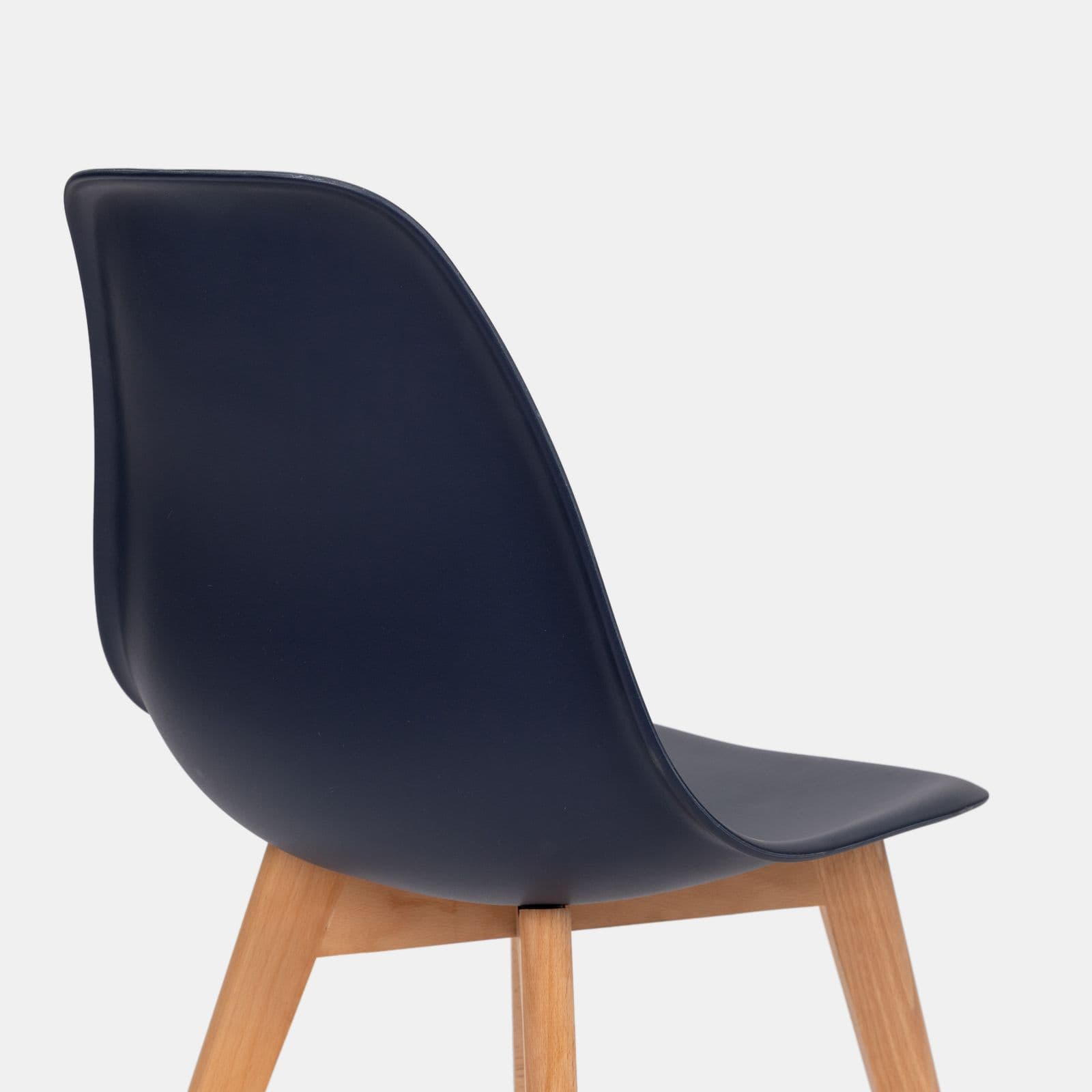 Sedia da interni blu con gambe in legno - Alborg