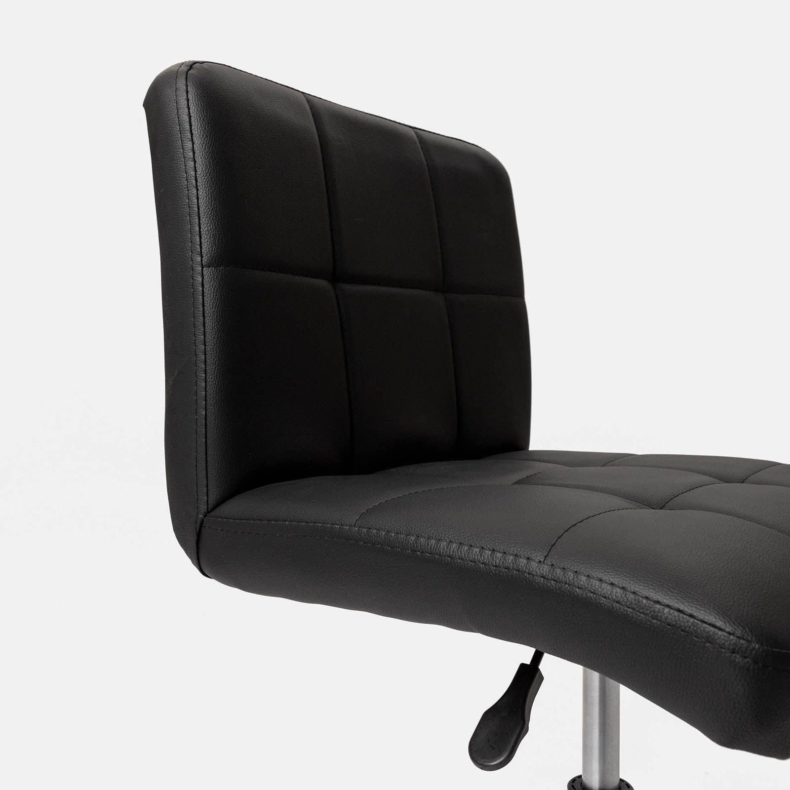 Sedia da ufficio girevole in similpelle nera con base cromata - Anissa