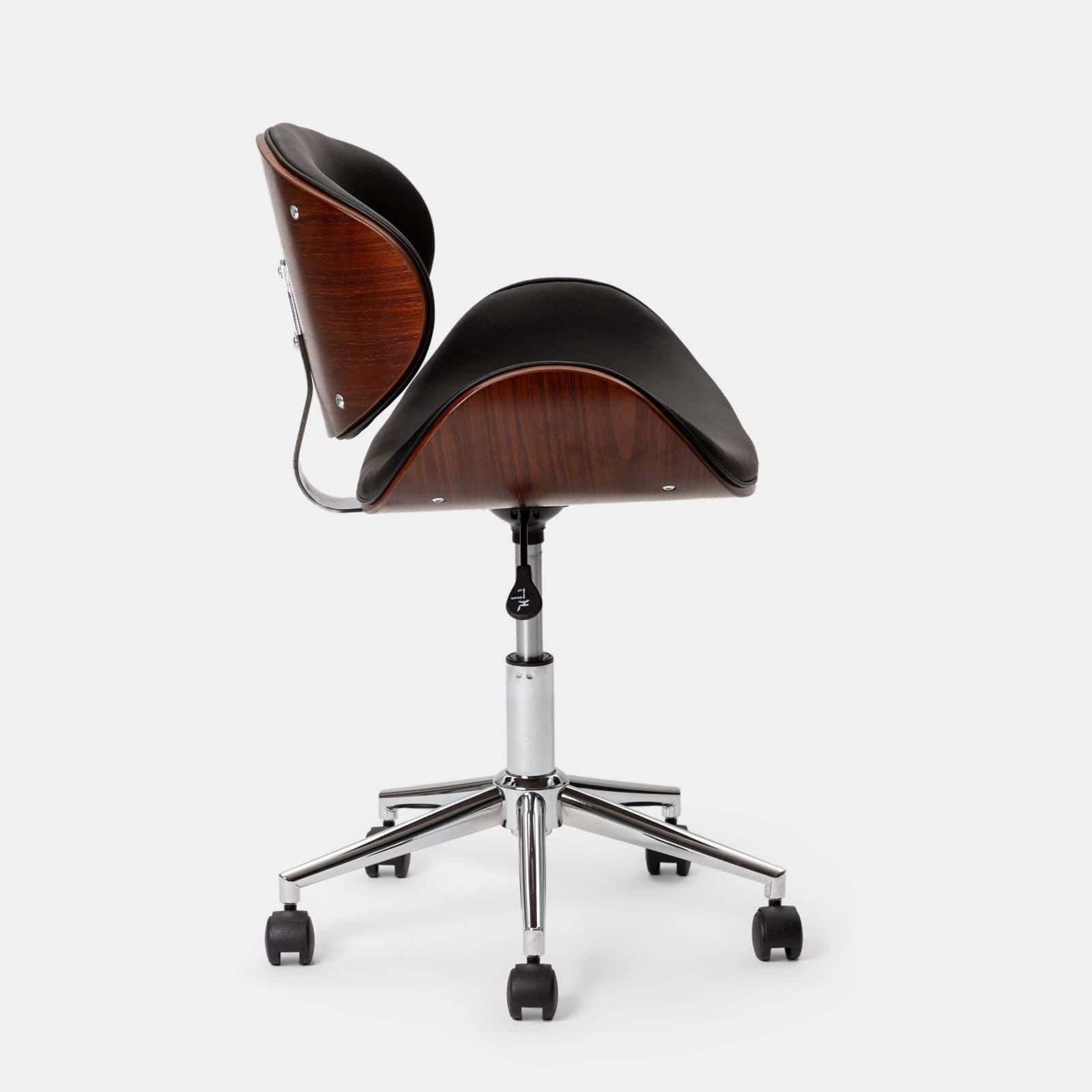 Sedia da ufficio in similpelle nera con rivestimento in legno e base cromata - Dabu