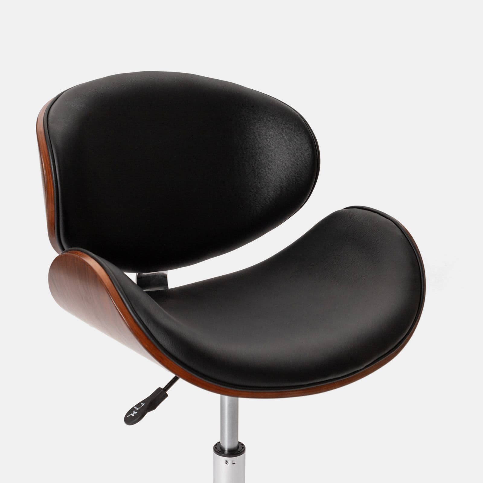 Sedia da ufficio in similpelle nera con rivestimento in legno e base cromata - Dabu