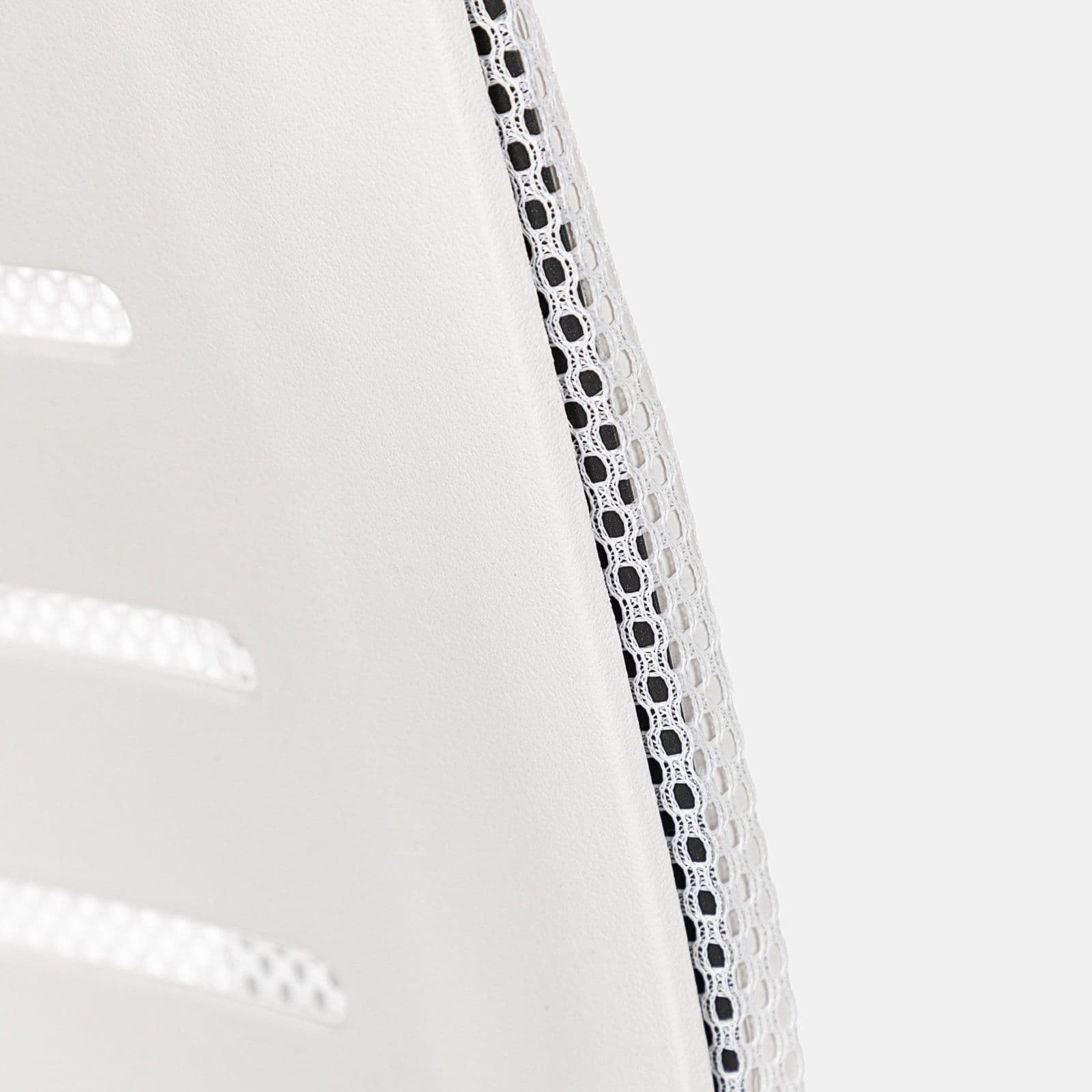 Poltrona da ufficio girevole in tessuto mesh bianco e schienale traspirante - Caprilla