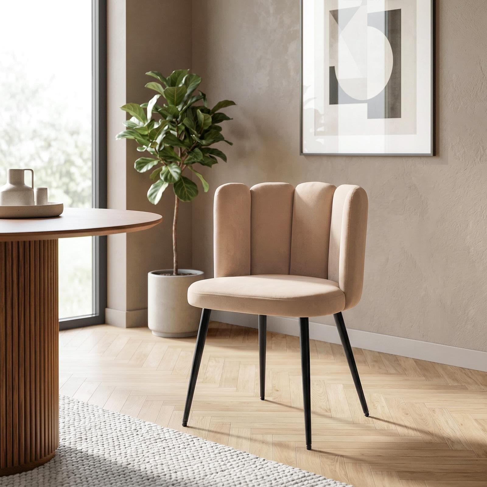 Sedia imbottita in velluto beige con schienale a conchiglia - Roshelle