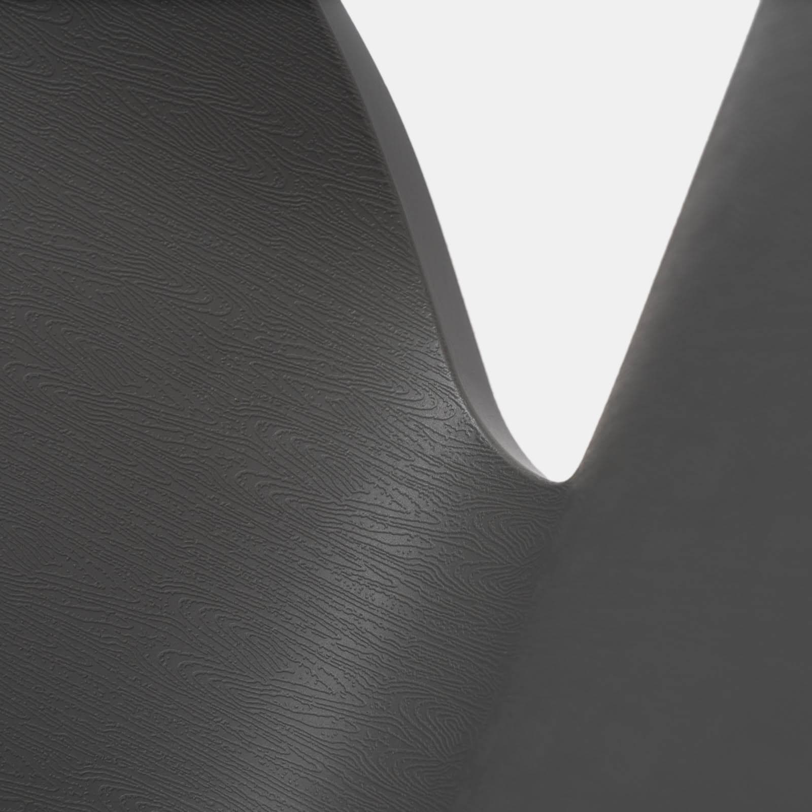 Sedia impilabile in polipropilene grigio con seduta effetto legno e gambe in metallo nero - Dolly