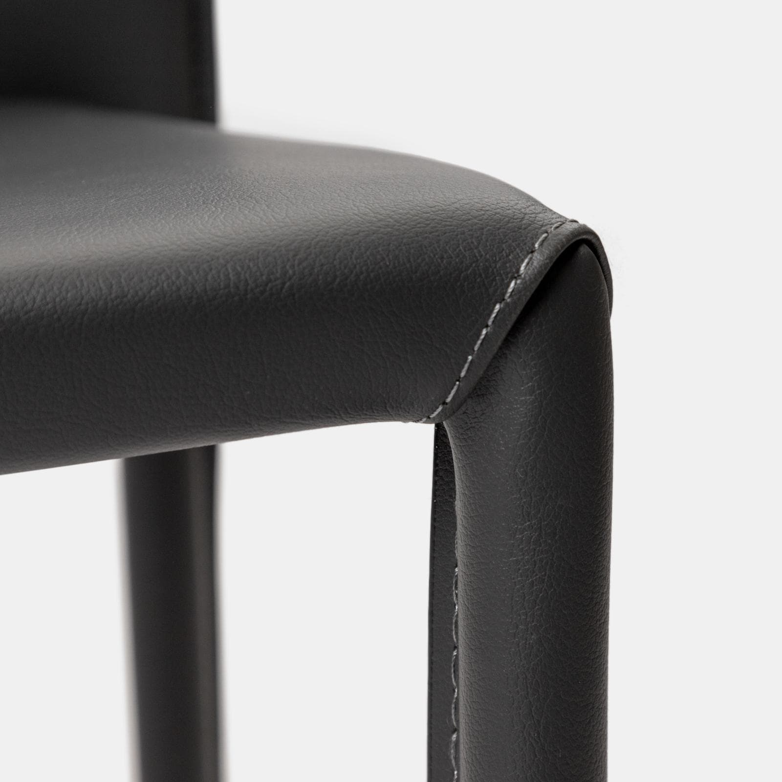 Sedia in similpelle antracite con gambe in metallo rivestite - Manfredi
