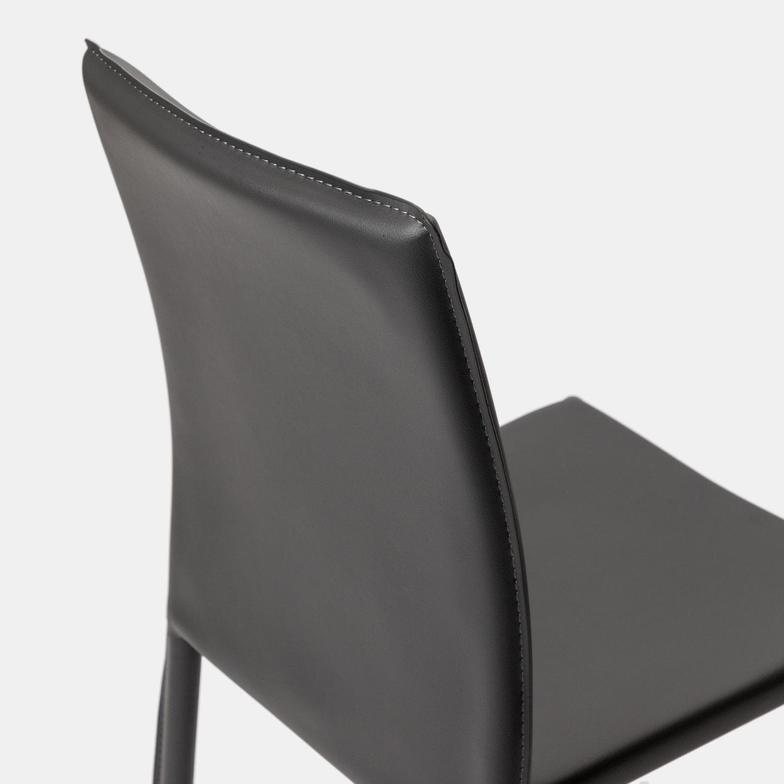 Sedia in similpelle antracite con gambe in metallo rivestite - Manfredi