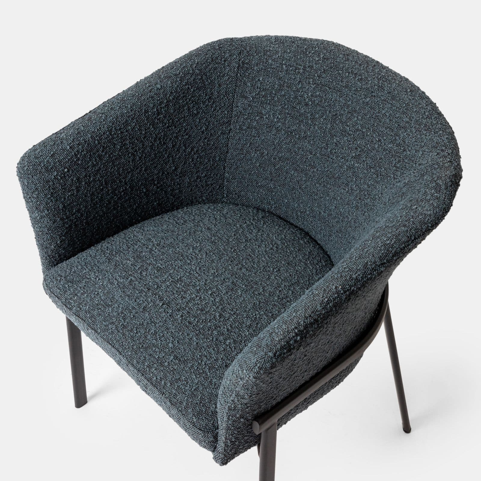 Poltrona in tessuto bouclé blu scuro con schienale avvolgente e gambe in metallo nero - Rosabel