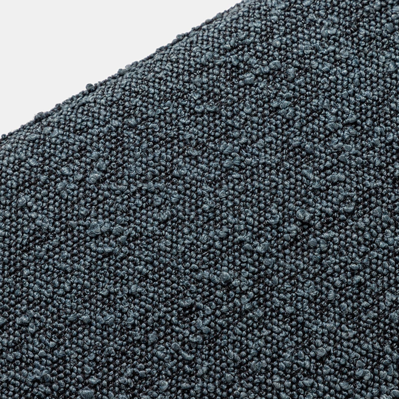 Poltrona in tessuto bouclé blu scuro con schienale avvolgente e gambe in metallo nero - Rosabel