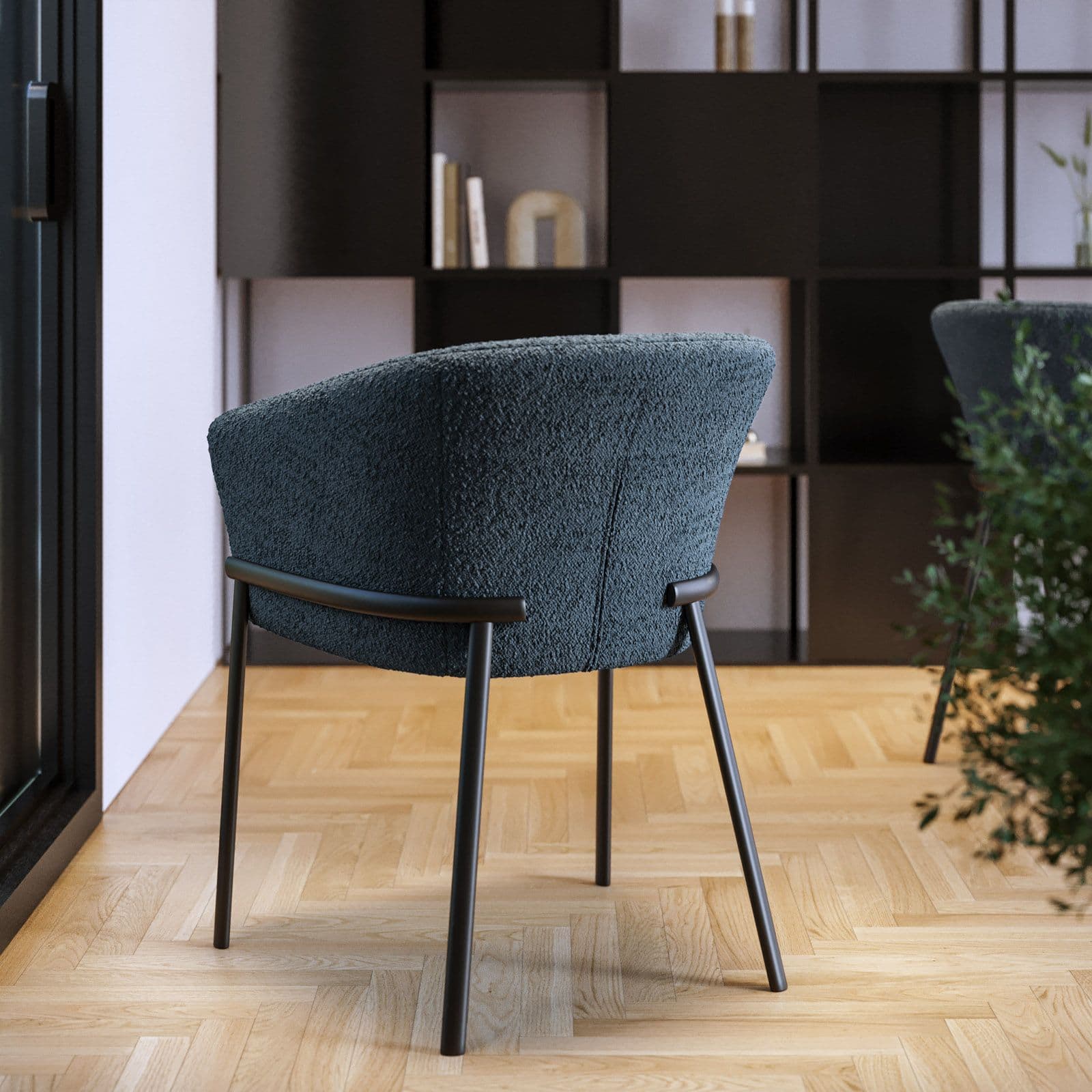 Poltrona in tessuto bouclé blu scuro con schienale avvolgente e gambe in metallo nero - Rosabel