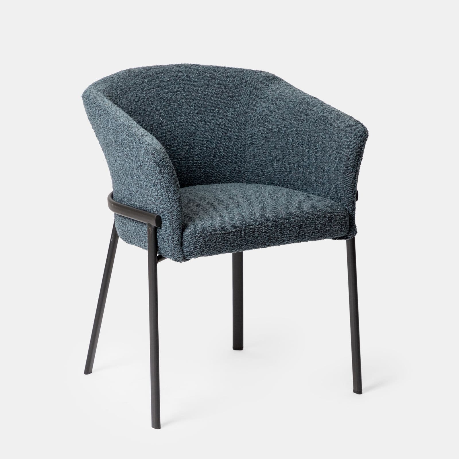 Poltrona in tessuto bouclé blu scuro con schienale avvolgente e gambe in metallo nero - Rosabel