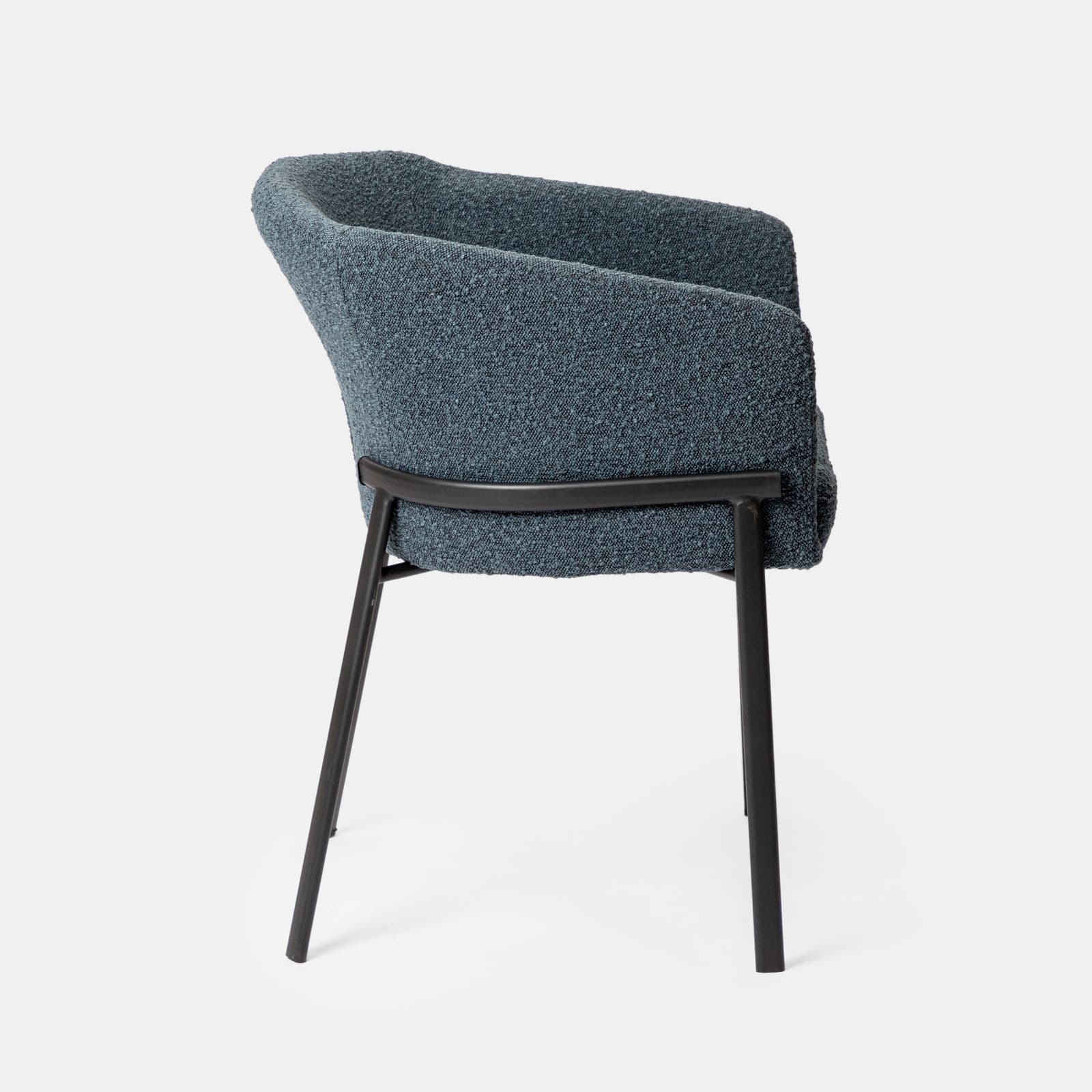 Poltrona in tessuto bouclé blu scuro con schienale avvolgente e gambe in metallo nero - Rosabel