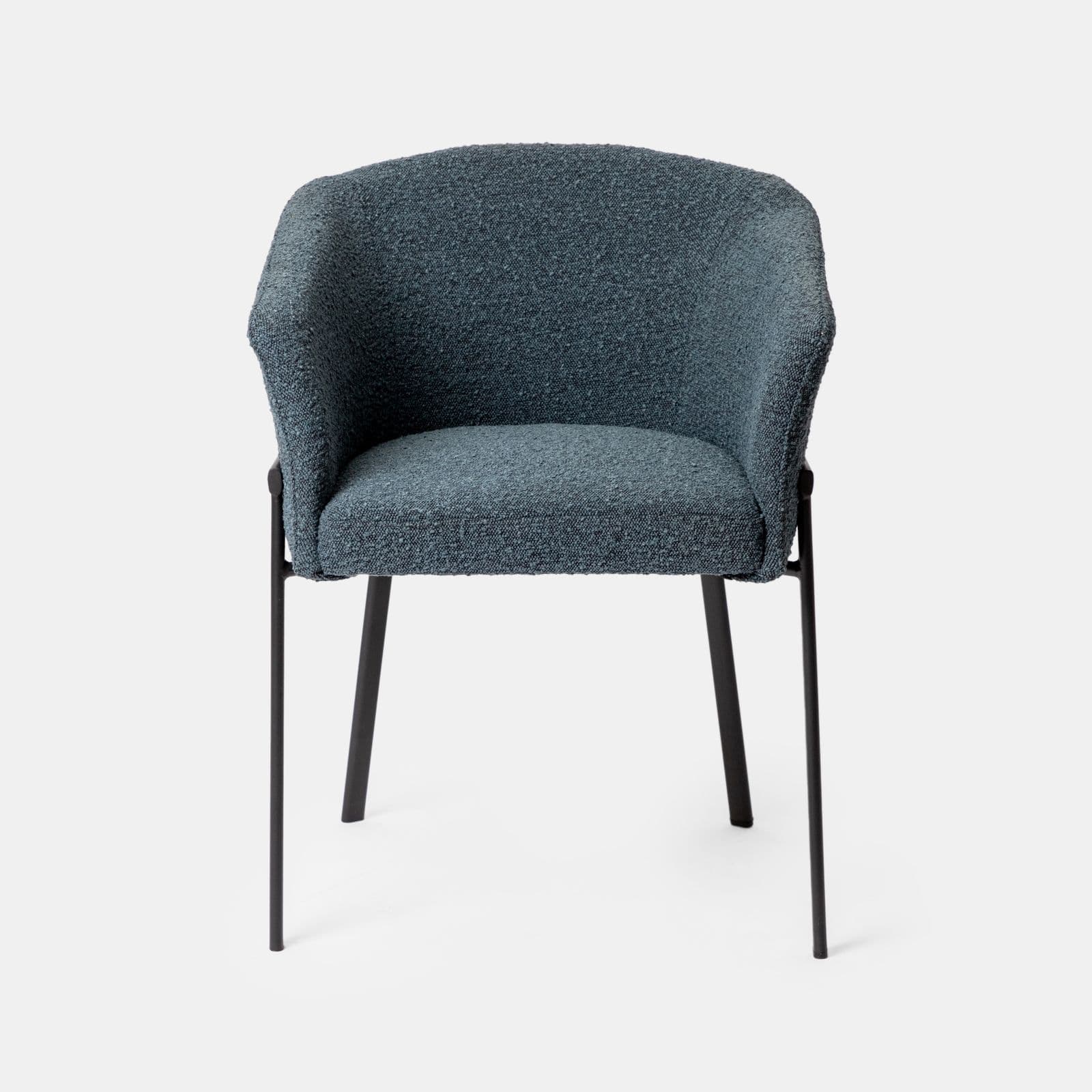 Poltrona in tessuto bouclé blu scuro con schienale avvolgente e gambe in metallo nero - Rosabel