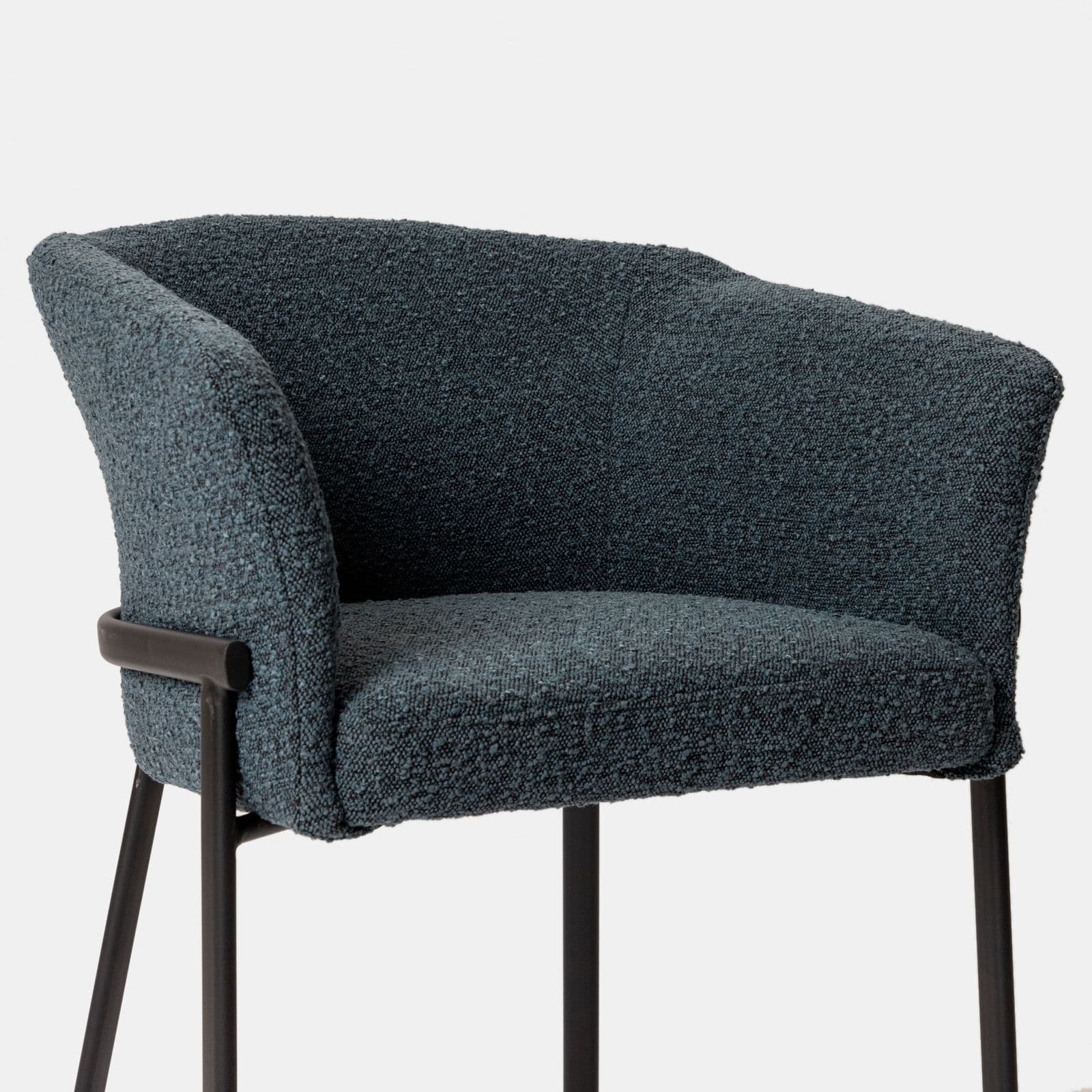 Poltrona in tessuto bouclé blu scuro con schienale avvolgente e gambe in metallo nero - Rosabel