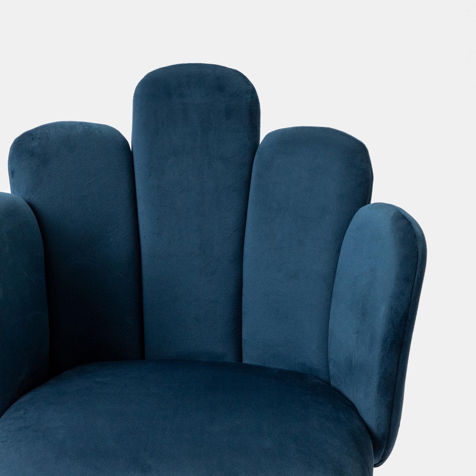 Sedia in velluto blu con schienale a conchiglia e gambe in metallo finitura oro - Pedersen