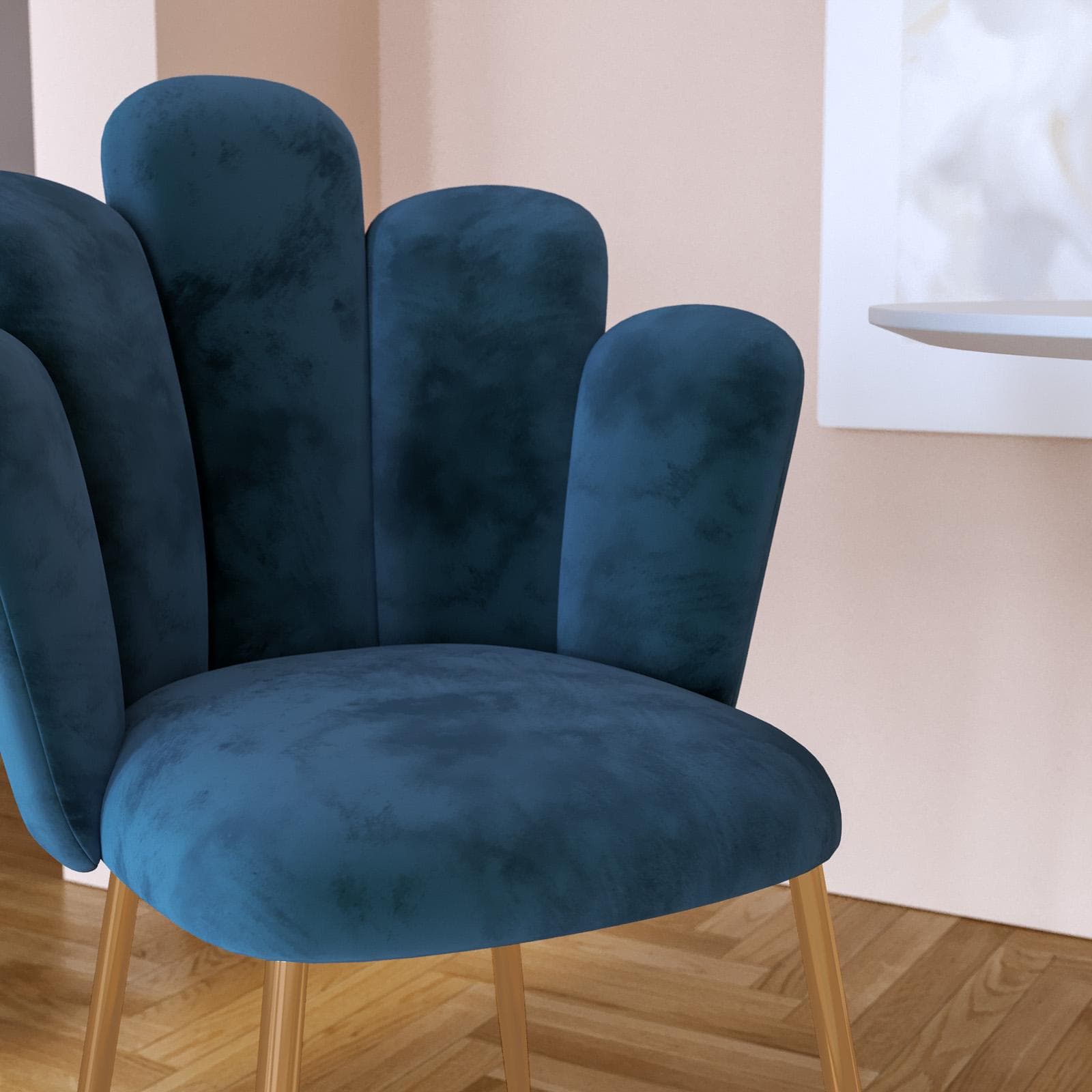 Sedia in velluto blu con schienale a conchiglia e gambe in metallo finitura oro - Pedersen