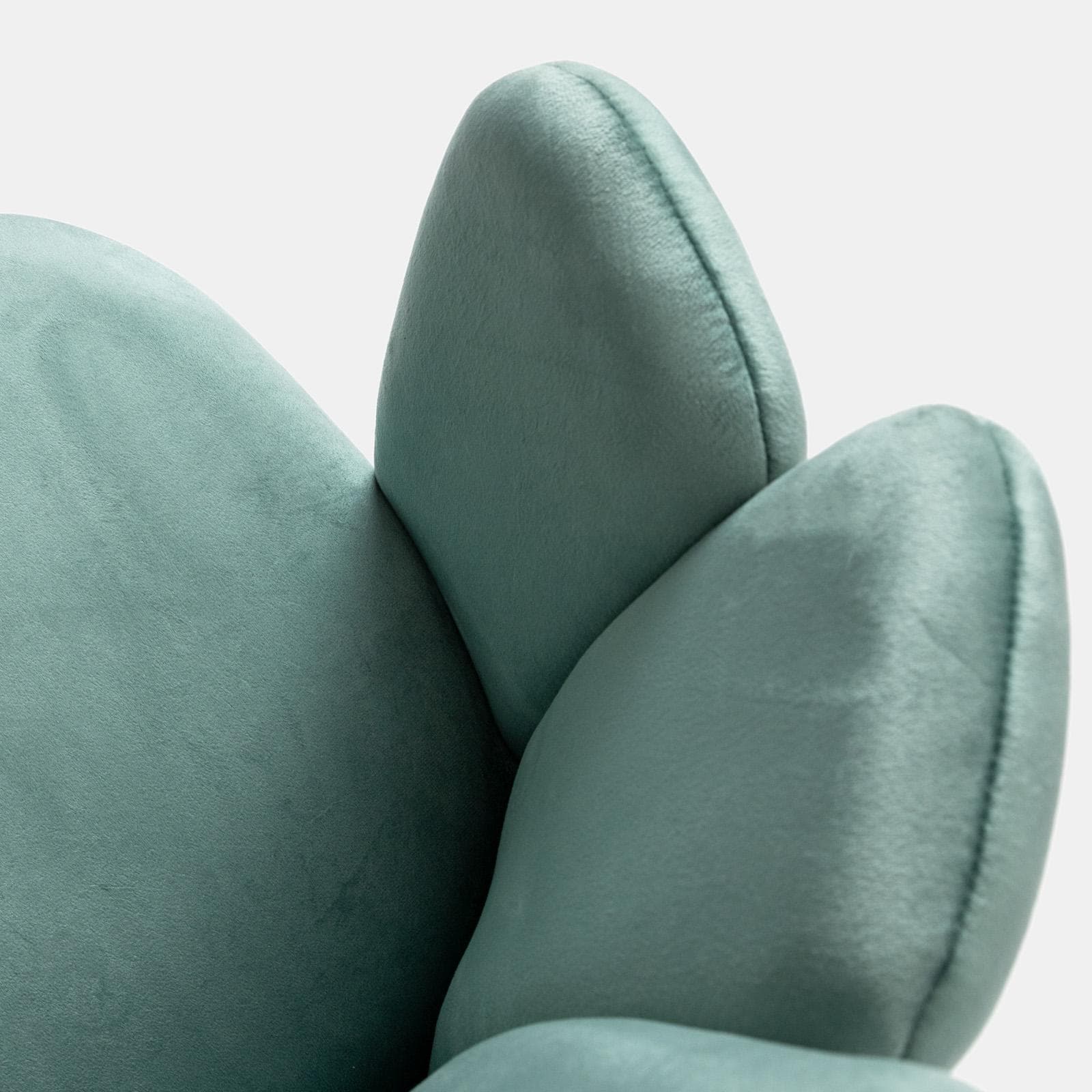 Sedia in velluto verde salvia con schienale a conchiglia e gambe in metallo finitura oro - Pedersen