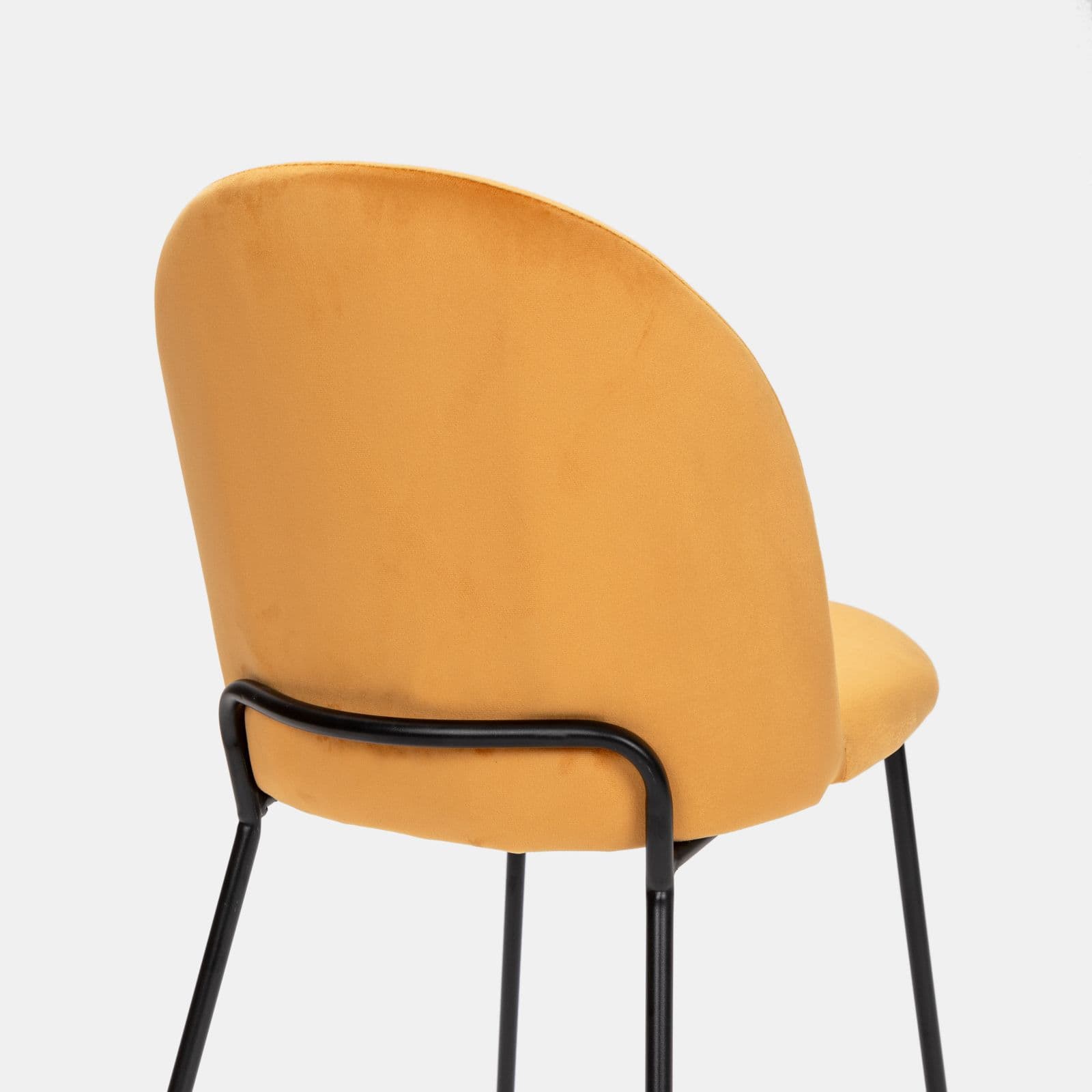 Sedia in velluto giallo ocra con gambe in metallo nero - Zilla