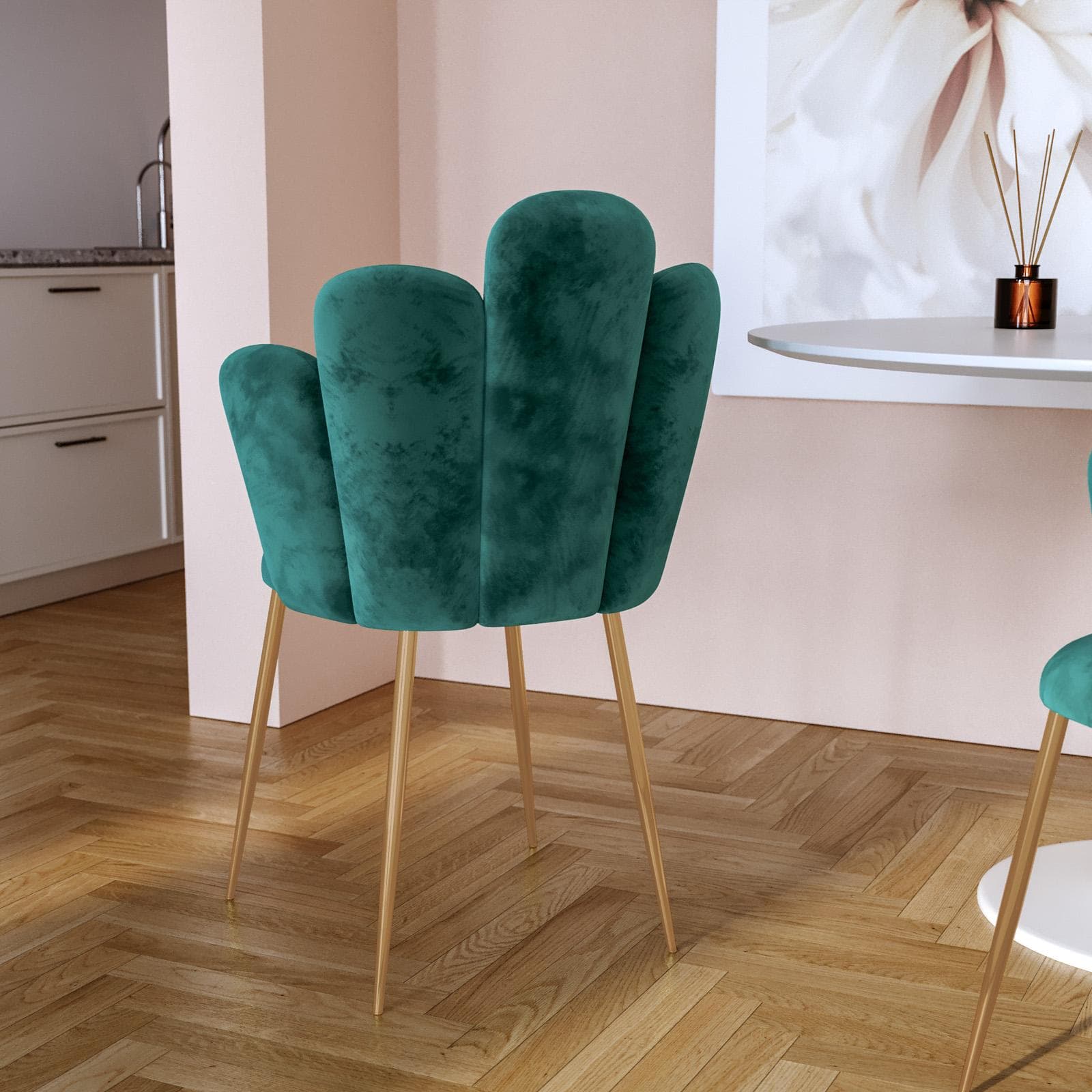 Sedia in velluto verde scuro con schienale a conchiglia e gambe in metallo finitura oro - Pedersen