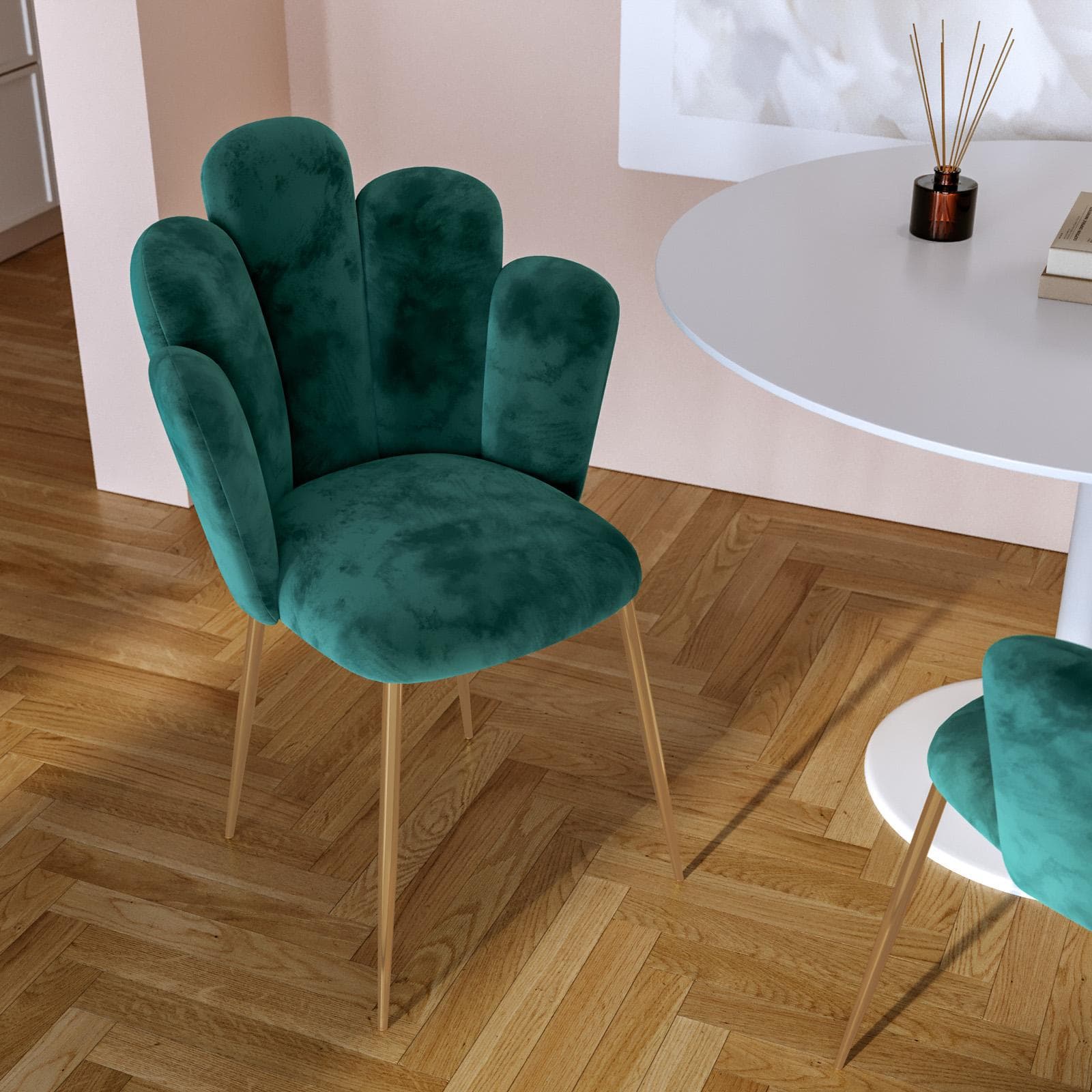 Sedia in velluto verde scuro con schienale a conchiglia e gambe in metallo finitura oro - Pedersen