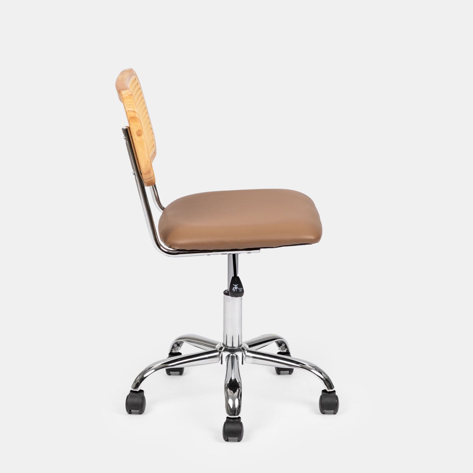 Sedia da ufficio girevole in similpelle cappuccino e schienale in rattan - Wien
