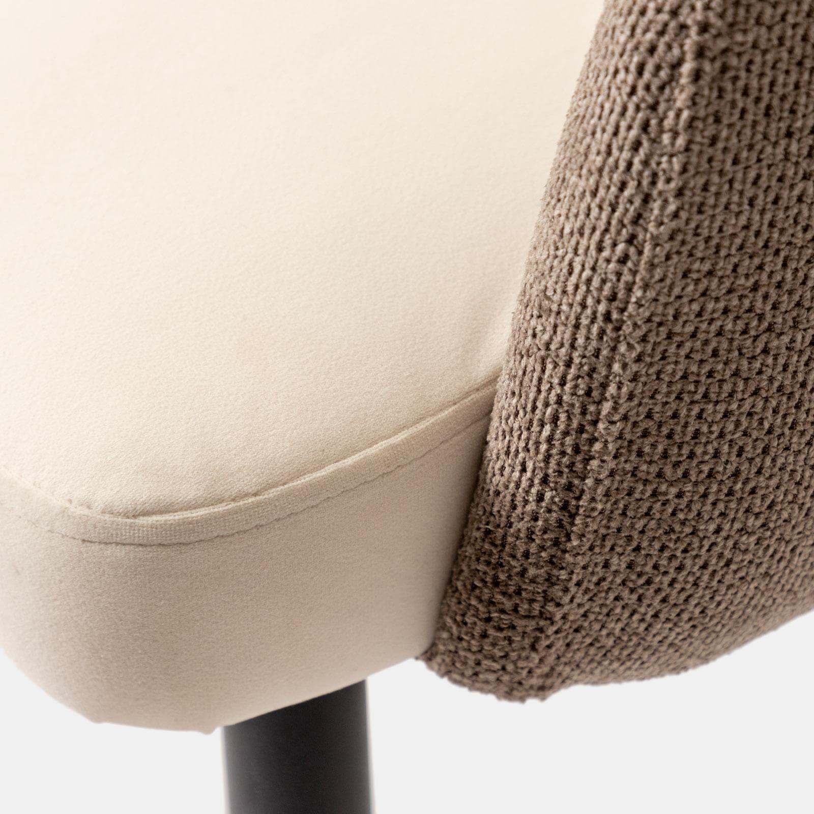 Set 2 poltrone in velluto beige con braccioli e schienale in tessuto tortora e gambe in metallo nero - Shayla