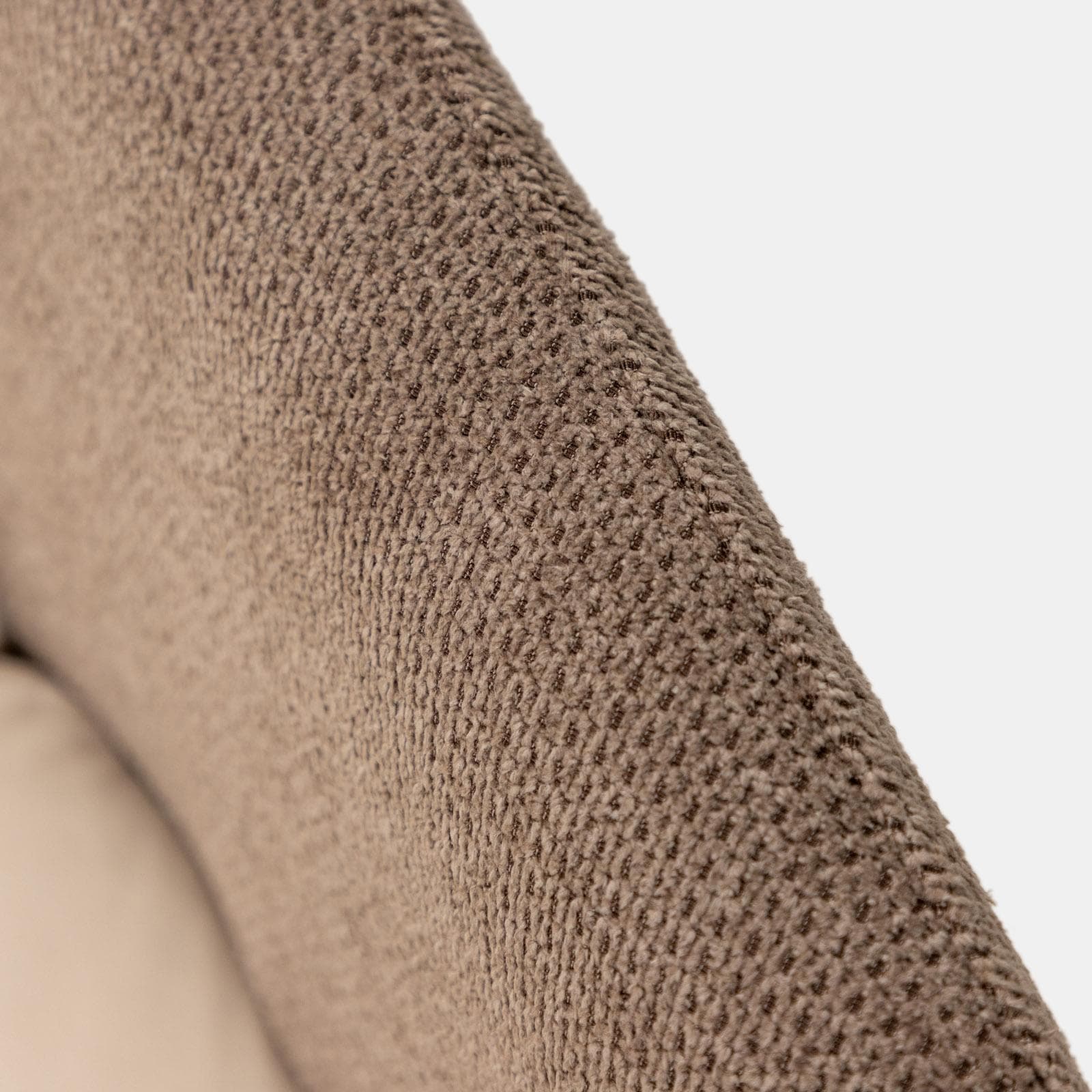Set 2 poltrone in velluto beige con braccioli e schienale in tessuto tortora e gambe in metallo nero - Shayla