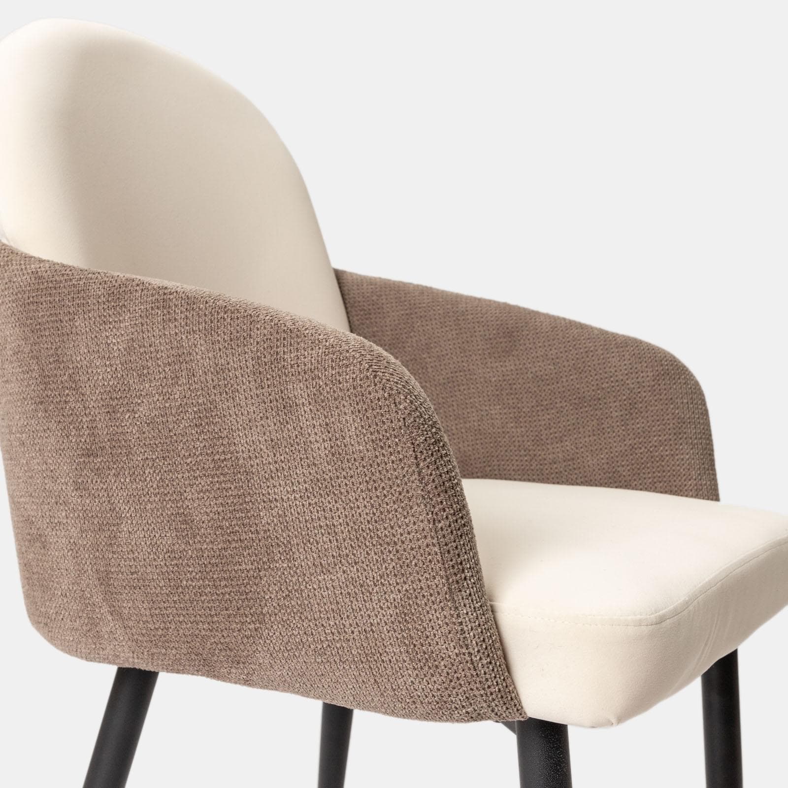 Set 2 poltrone in velluto beige con braccioli e schienale in tessuto tortora e gambe in metallo nero - Shayla