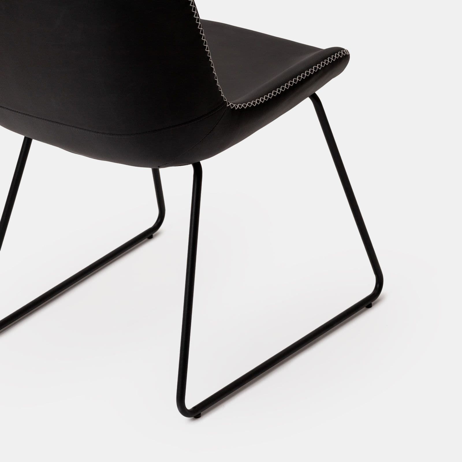 Set 2 sedie in similpelle nero con gambe a slitta in metallo nero - Bexley
