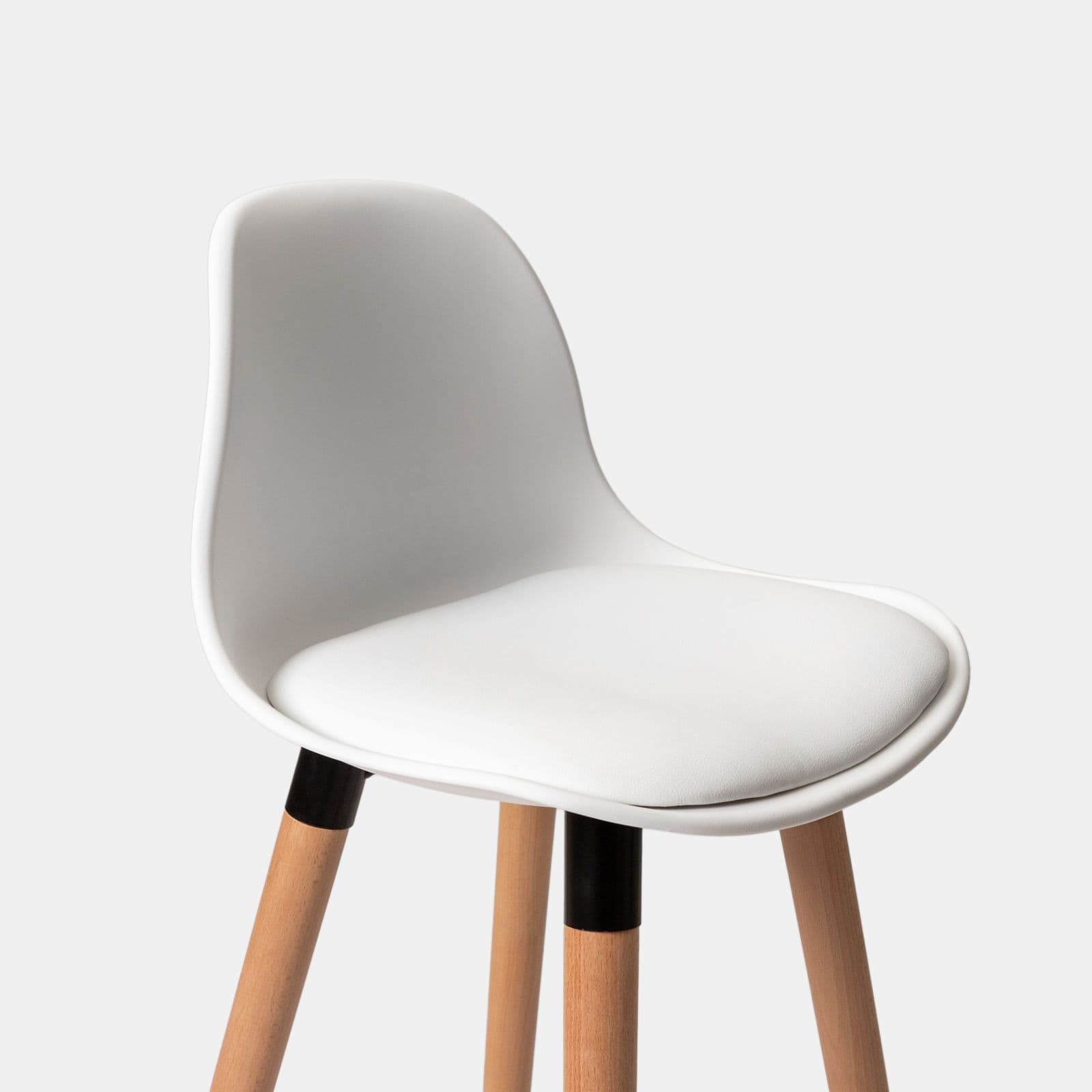 Set 2 sgabelli con seduta in polipropilene bianco con gambe in legno e cuscino - Polar