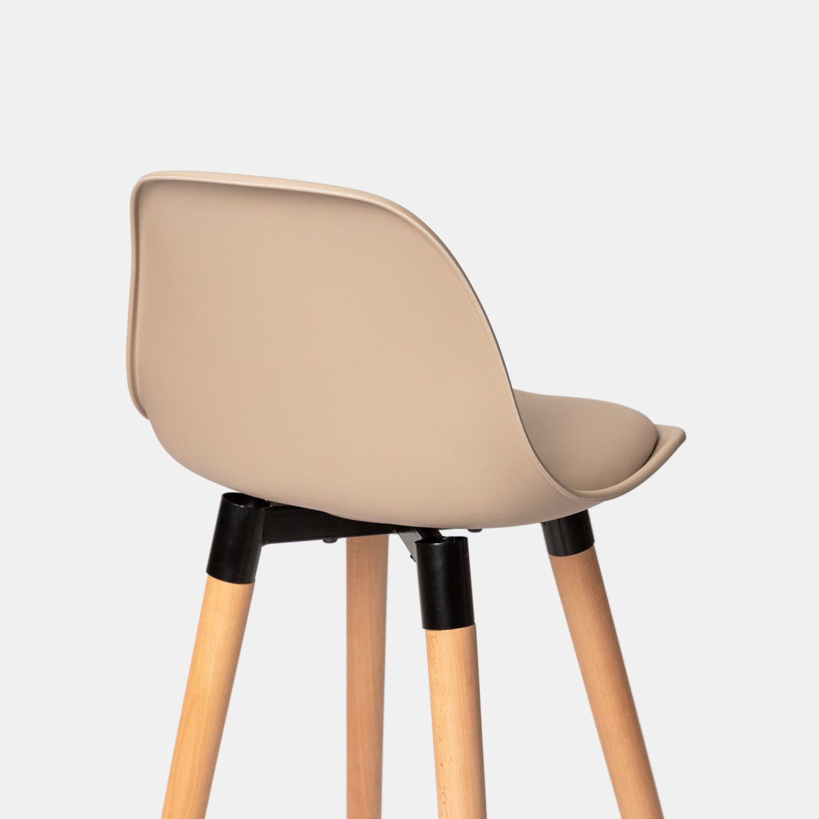Set 2 sgabelli con seduta in polipropilene cappuccino con gambe in legno e cuscino - Polar