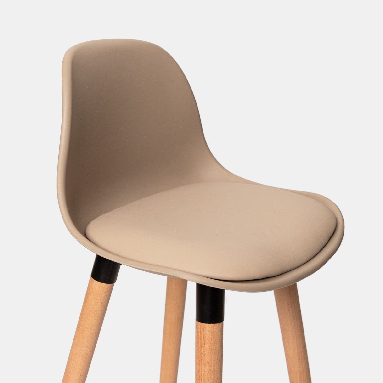 Set 2 sgabelli con seduta in polipropilene cappuccino con gambe in legno e cuscino - Polar