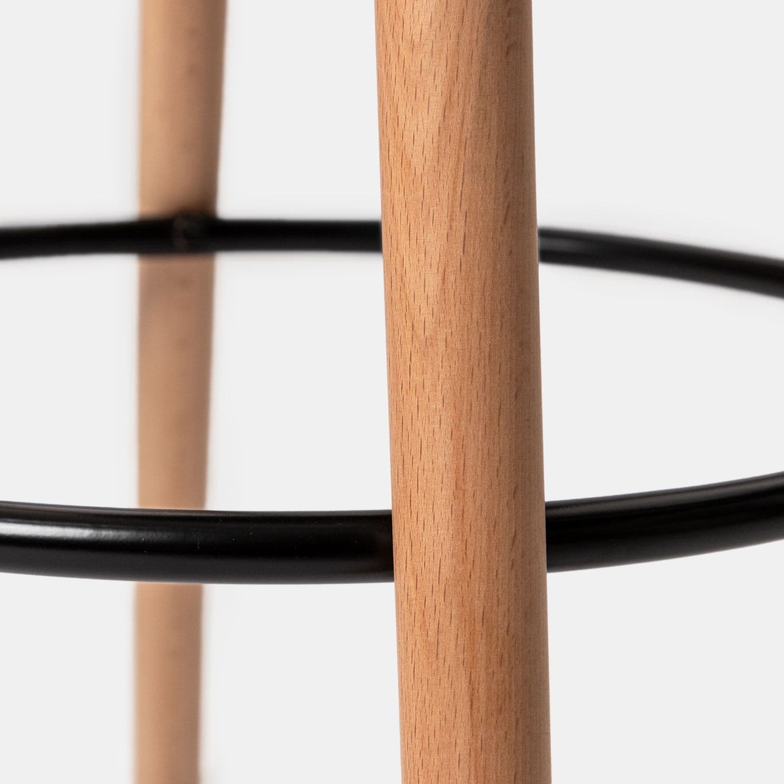 Set 2 sgabelli con seduta in polipropilene cappuccino con gambe in legno e cuscino - Polar