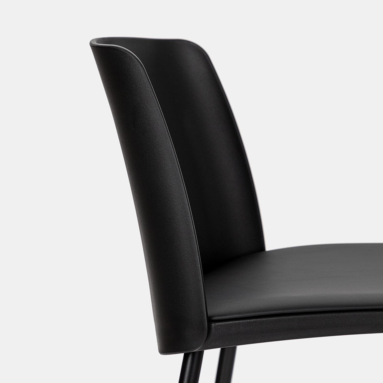 Set 2 sgabelli in similpelle nera con struttura in metallo - Drusilla