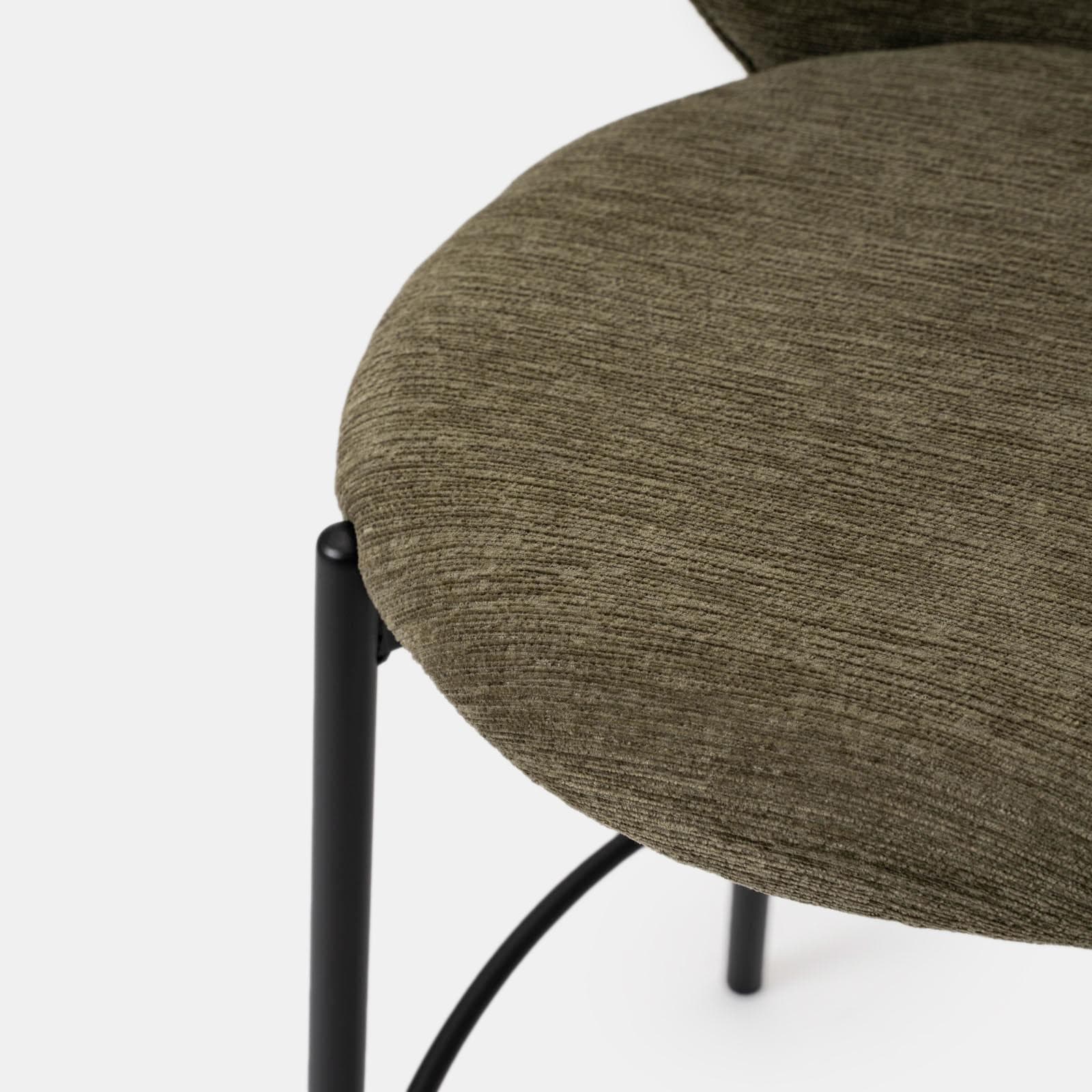 Set 2 sgabelli in ciniglia verde salvia con gambe in metallo nero - Gontua