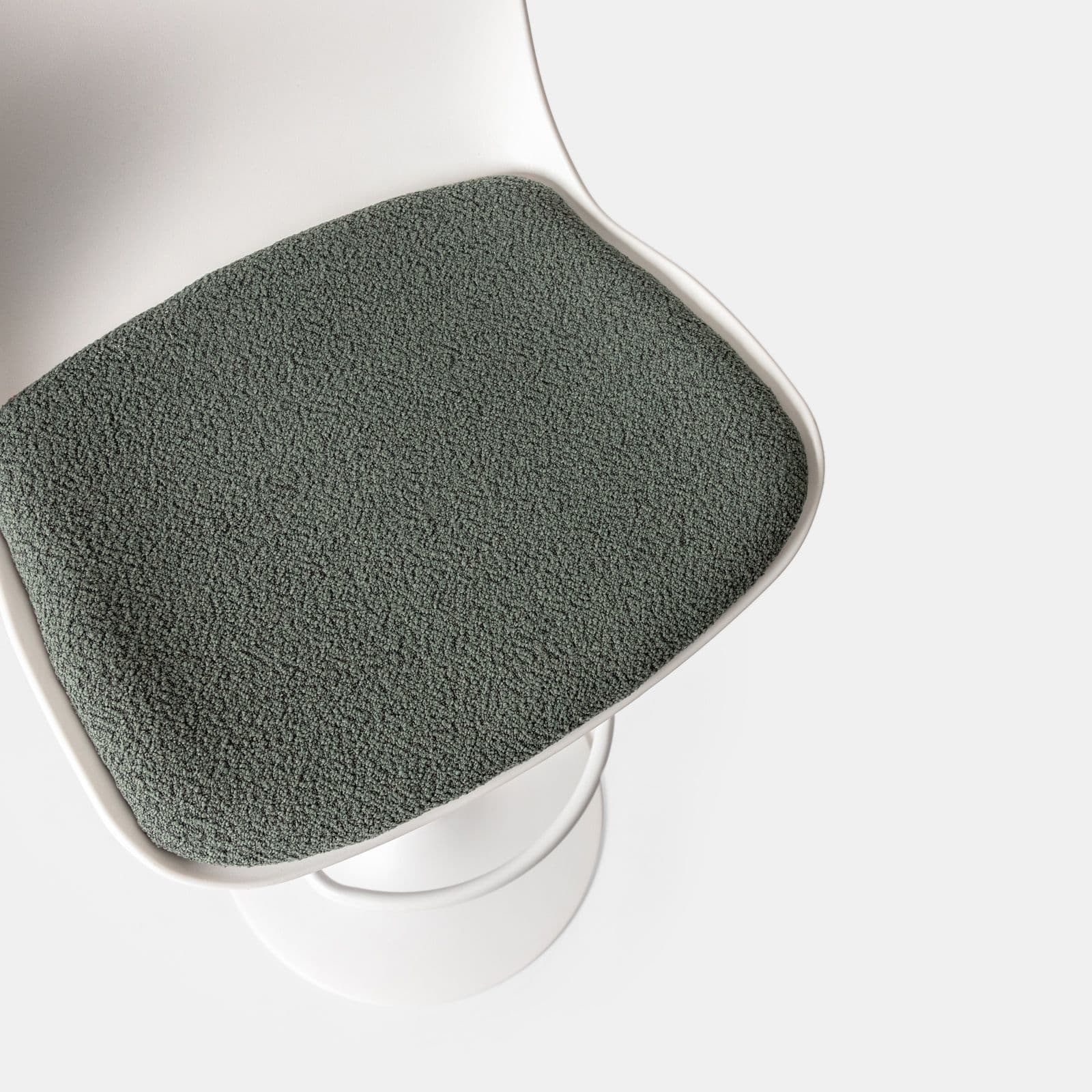Set 2 sgabelli in polipropilene bianco con cuscino in tessuto bouclé verde - Lukin