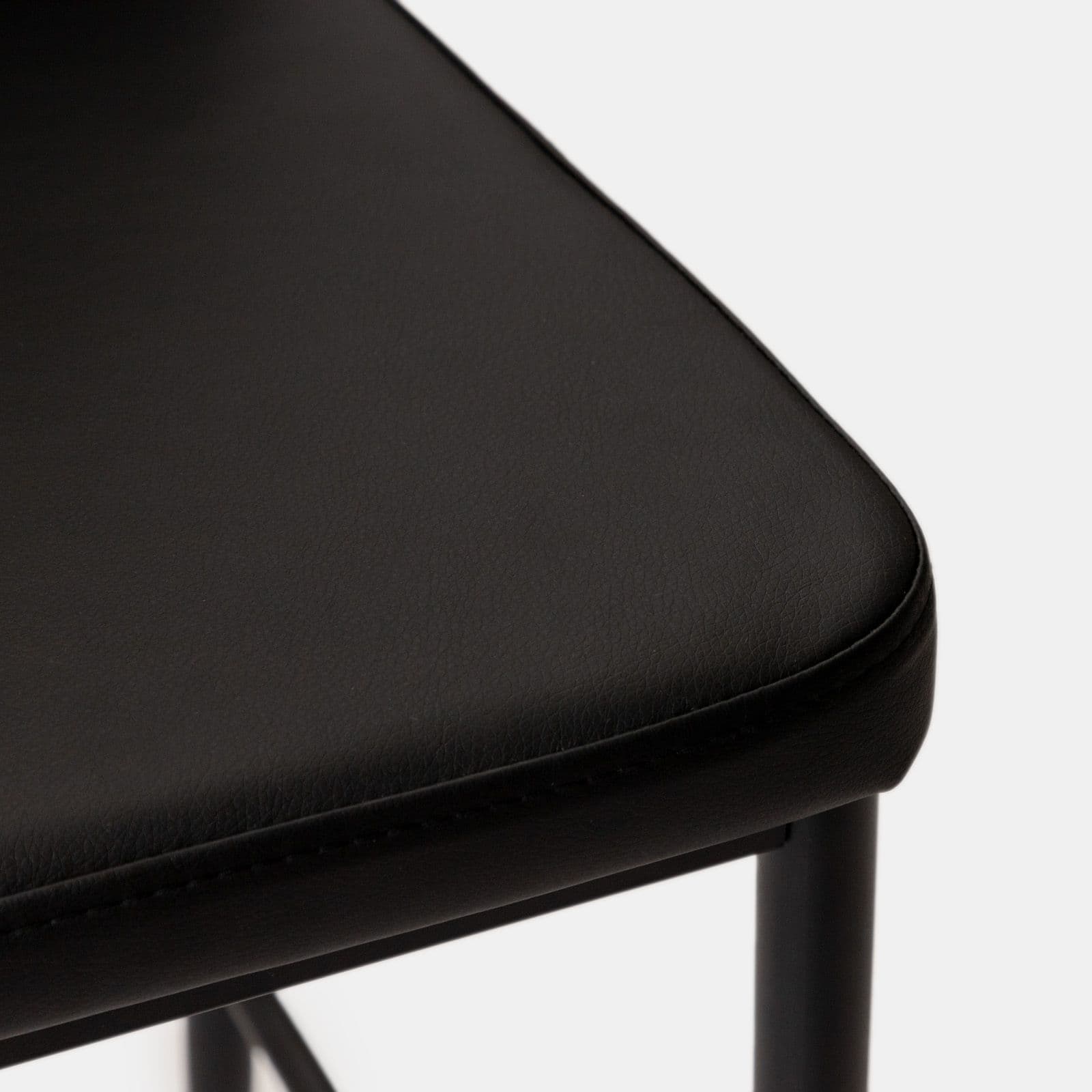 Set 2 sgabelli in similpelle nera con gambe in metallo nero - Frest