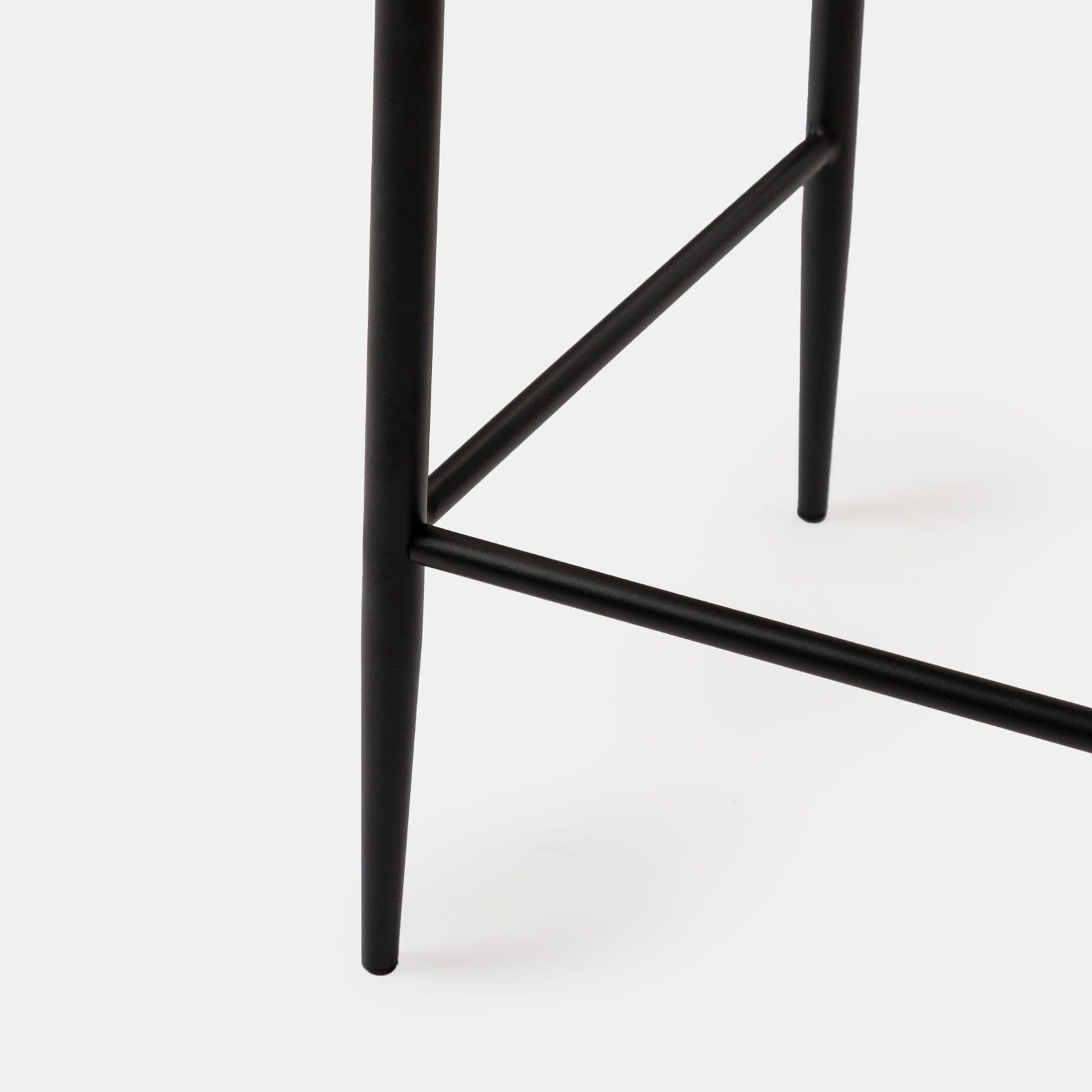 Set 2 sgabelli in similpelle nera con gambe in metallo nero - Frest