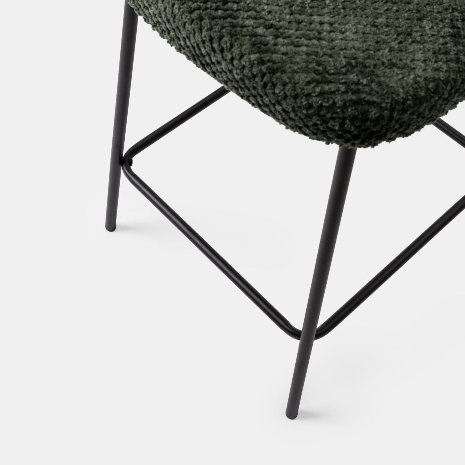 Set 2 sgabelli in tessuto peluche verde e struttura in metallo nero - Karol