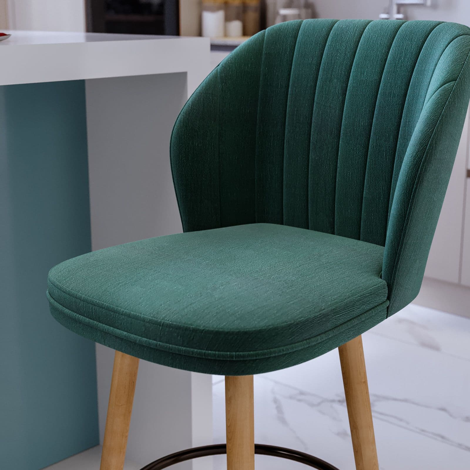 Set 2 sgabelli in tessuto verde bosco con struttura in legno - Adriel