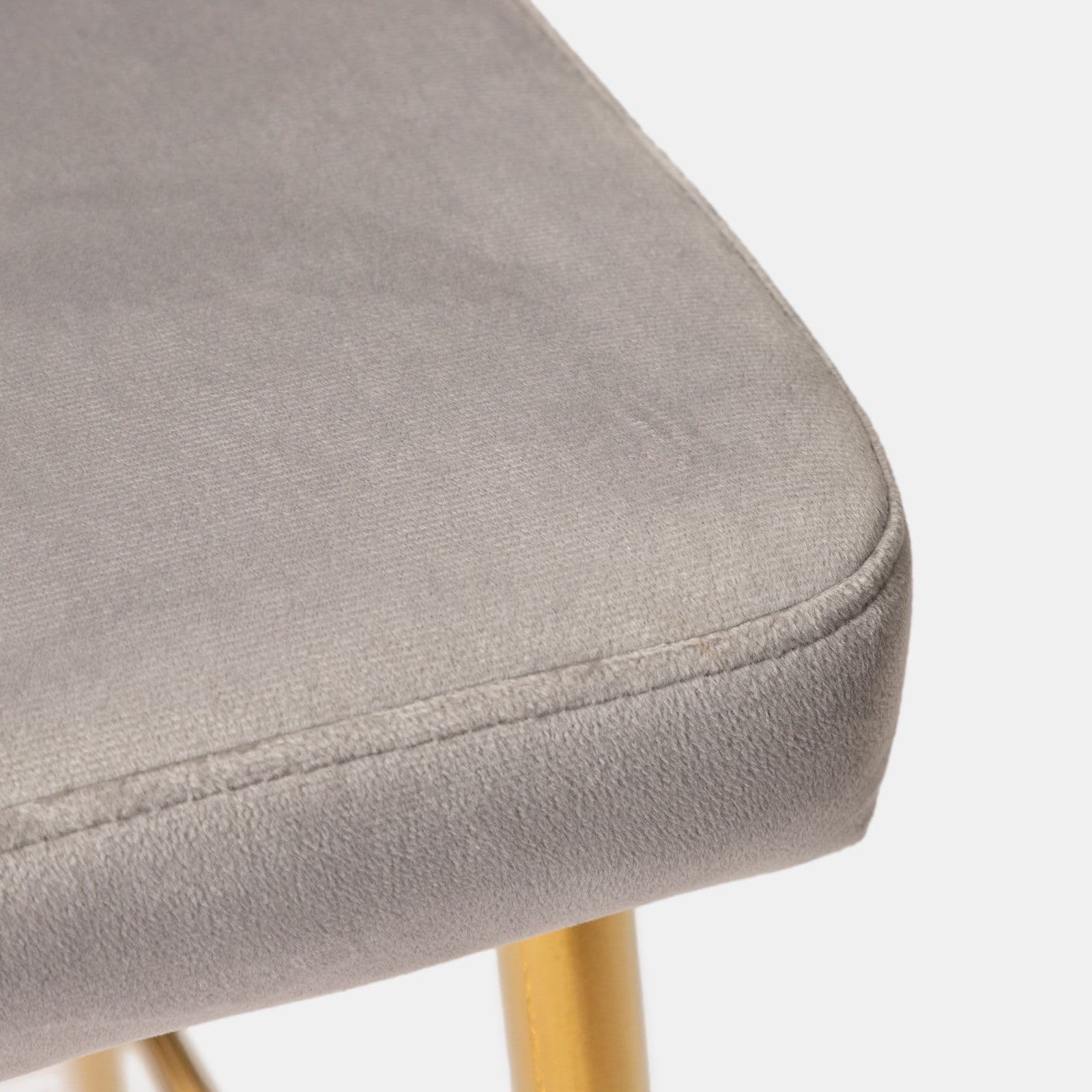 Set 2 sgabelli in velluto grigio chiaro con schienale a conchiglia e gambe in metallo oro - Halima
