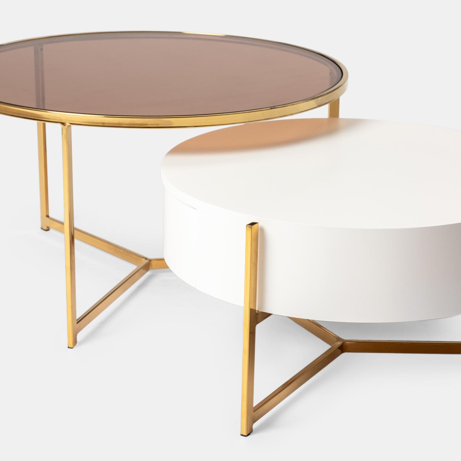 Set 2 tavolini 71 cm e 59 cm con top in vetro bronzato e ceramica bianca con un cassetto e struttura oro - Abelard